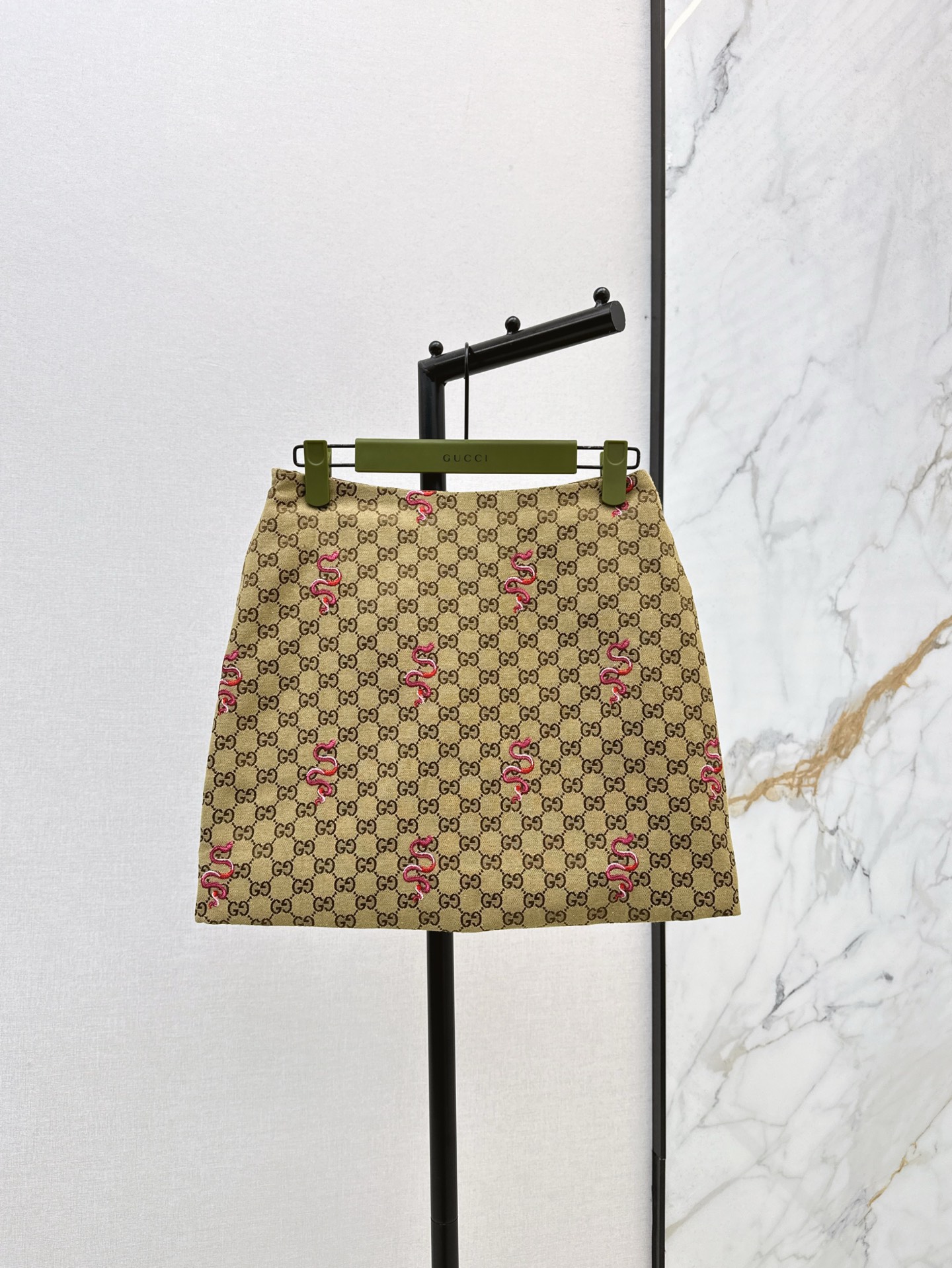 NO:297551,Skirt Gu 25Ss———————The latest classic jacquard cotton jacket   cotton skirt in early spring. Snake year limited series. A series of imported high-density imported high-density textures. Embroidered jacquard fabric. Look carefully at the details. The most distinctive 1:1 high-end material. The upper body is very cool, clean and elegant. It enhances temperament~~Fully according to the level of high-quality ready-to-wear. Fall in love with it at first glance. A must-have item for temperament. SML is available in stock, Skirts, Jackets & coats, alexander wang19860909半裙Gu 25Ss————早春最新款经典提花夹棉外套 夹棉半裙 蛇年限定系列 一系列入～非常高级的进口高密度质地 刺绣提花面料 仔细看细节 最具特色的1:1高级材质 上身非常飒 干净有品 提气质~~完全按照高定成衣水准 一眼爱上 气质MM必入单品 一色现货发售sml,,skirts,jackets & coats,alexander wang,Women's clothing