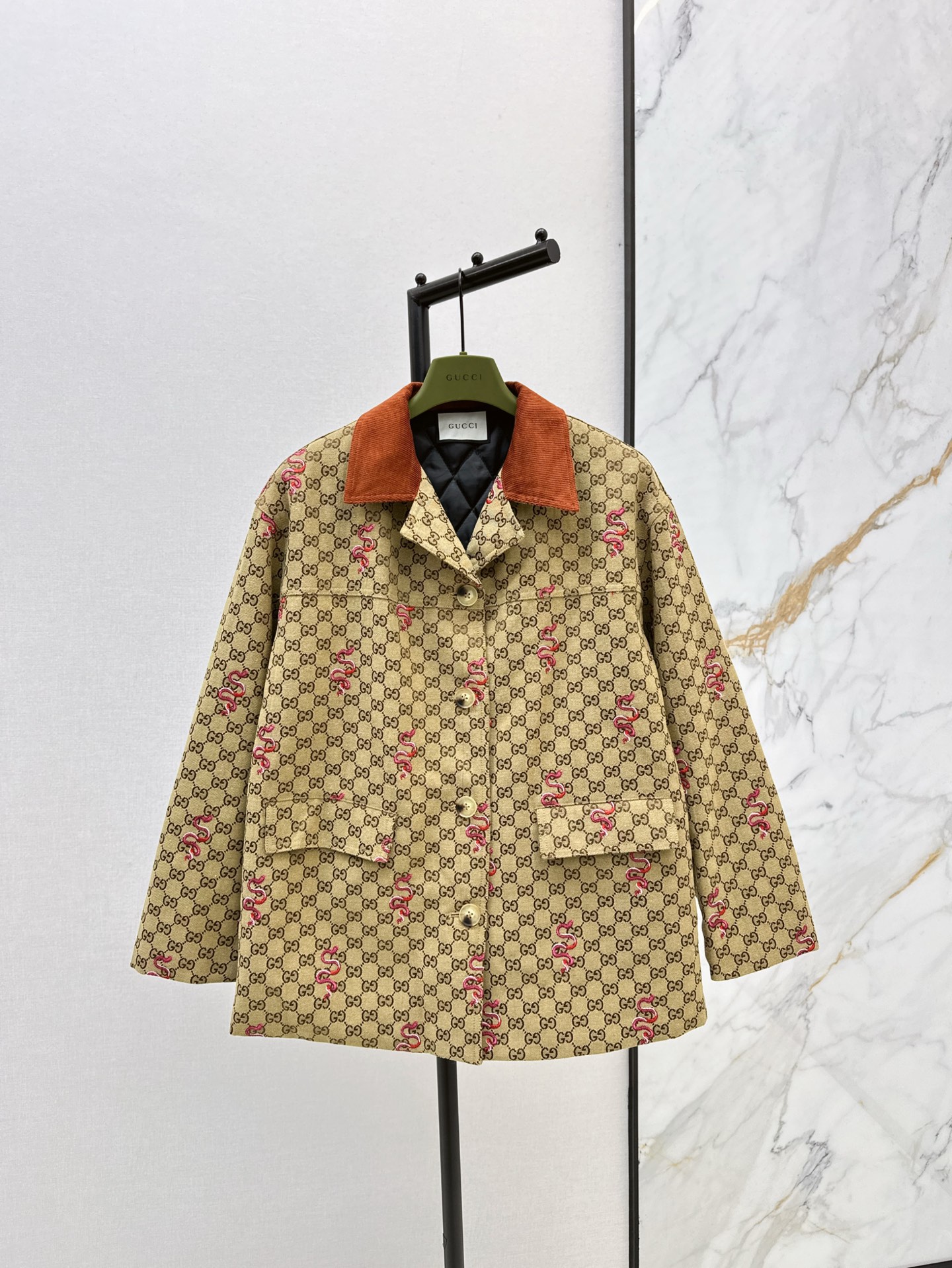 NO:297545,Jacket Skirt Gu 25Ss——————The latest classic jacquard cotton jacket   cotton skirt in early spring. Snake Year limited series. A series of imported high-density imported high-density textures. Embroidered jacquard fabric. Look carefully at the details. The most distinctive 1:1 high-end material. The upper body is very cool, clean and productive. It enhances temperament~~Fully according to the level of high-quality ready-to-wear. Fall in love with it at first glance. A must-have item for temperament. SML is available in stock, Skirts, Jackets & coats, alexander wang19860909外套半裙Gu 25Ss————早春最新款经典提花夹棉外套 夹棉半裙 蛇年限定系列 一系列入～非常高级的进口高密度质地 刺绣提花面料 仔细看细节 最具特色的1:1高级材质 上身非常飒 干净有品 提气质~~完全按照高定成衣水准 一眼爱上 气质MM必入单品 一色现货发售sml,,skirts,jackets & coats,alexander wang,Women's clothing