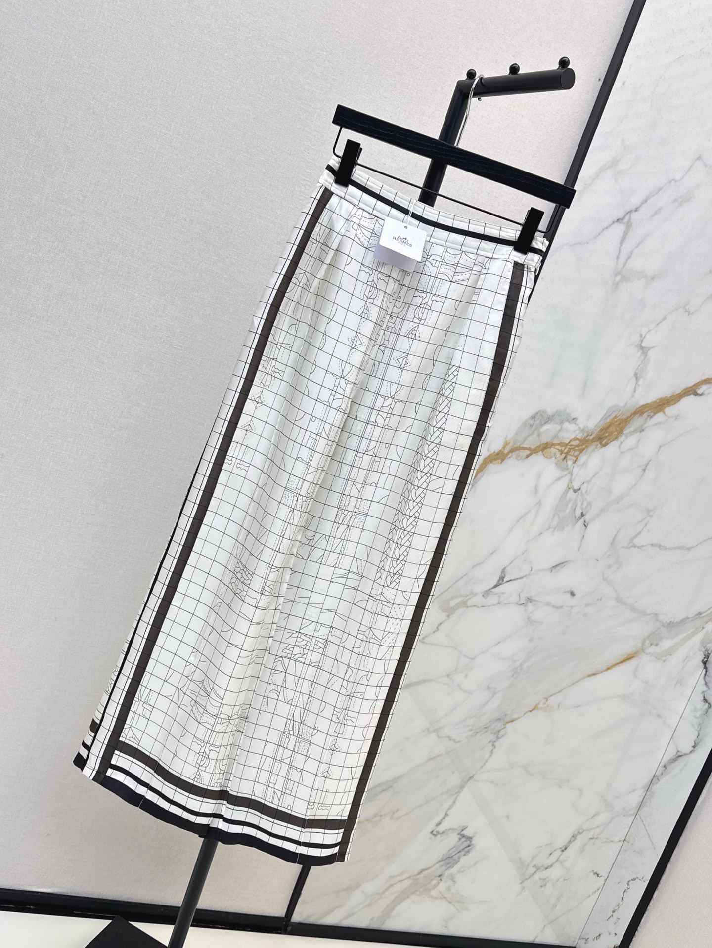 NO:310097,Her 25Ss————The latest printed silk wide-leg straight-leg pants in early spring 100% silk twill texture is excellent, temperament toothpick line pleated straight-leg pants, casual and generous ~~ Beautiful color matching full positioning print is super high-end, the style is not picky for people, the upper body is super slim, two colors are available in stock smlxl, real silk, alexander wang19860909Her 25Ss————早春最新款印花真丝阔腿直筒裤百分百真丝斜纹绸质感超赞 气质牙签线压褶直筒裤型 随性大方～～绝美配色全定位印花超高级 版型不挑人上身超显瘦 两色现货发售smlxl,,real silk,alexander wang,Women's clothing