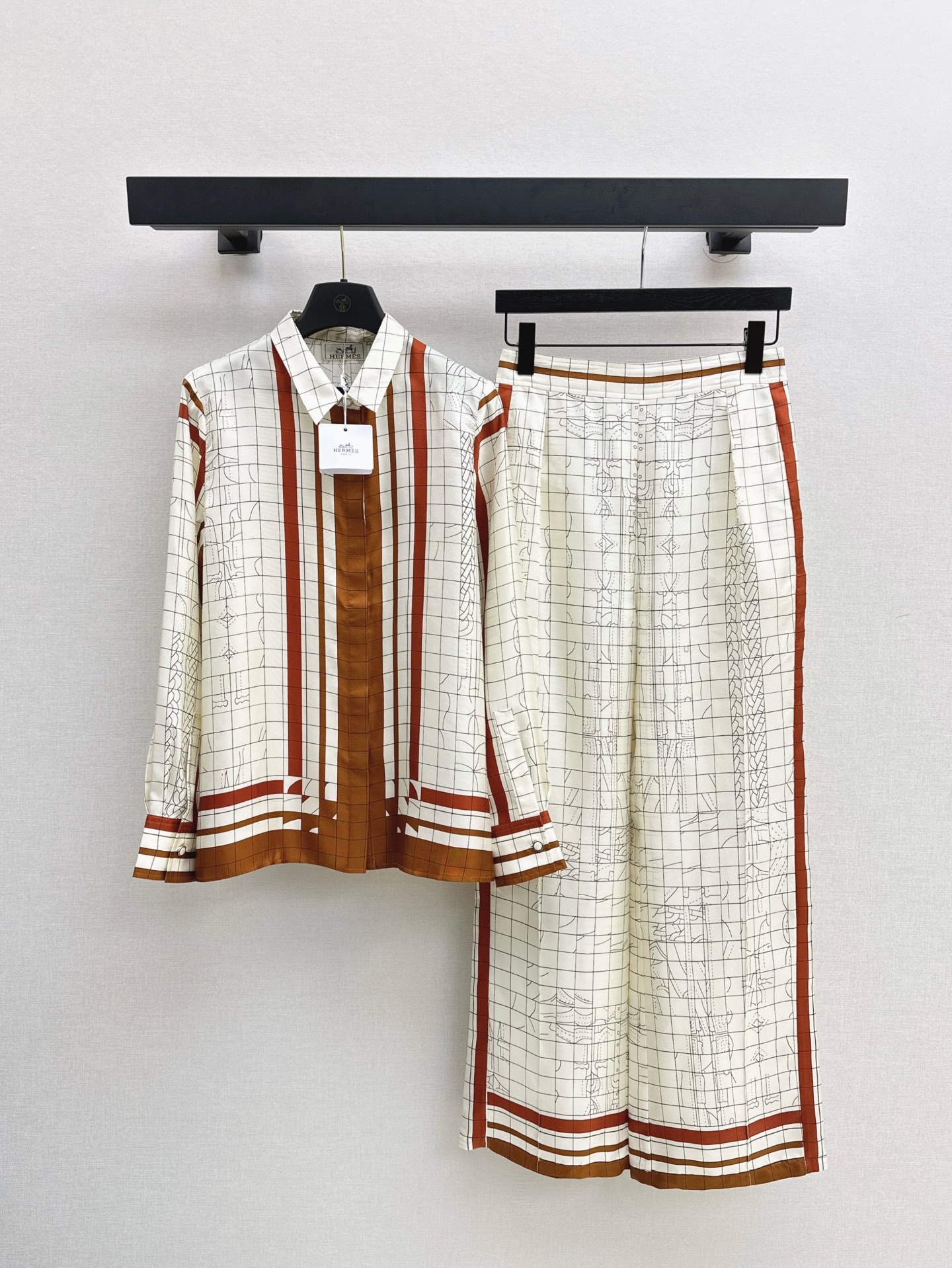 NO:310123,Her 25Ss—————The latest printed silk shirt in early spring 100% silk twill texture is excellent, the temperament small lapel is classic style casual and generous, the beautiful color matching is fully positioned and the print is super high-end, the style is not picky for people, the upper body is super slim, two colors are on sale in stock smlxl,,shirts,real silk,alexander wang19860909Her 25Ss————早春最新款印花真丝衬衫百分百真丝斜纹绸质感超赞 气质小翻领经典版型随性大方 绝美配色全定位印花超高级 版型不挑人上身超显瘦 两色现货发售smlxl,,shirts,real silk,alexander wang,Women's clothing