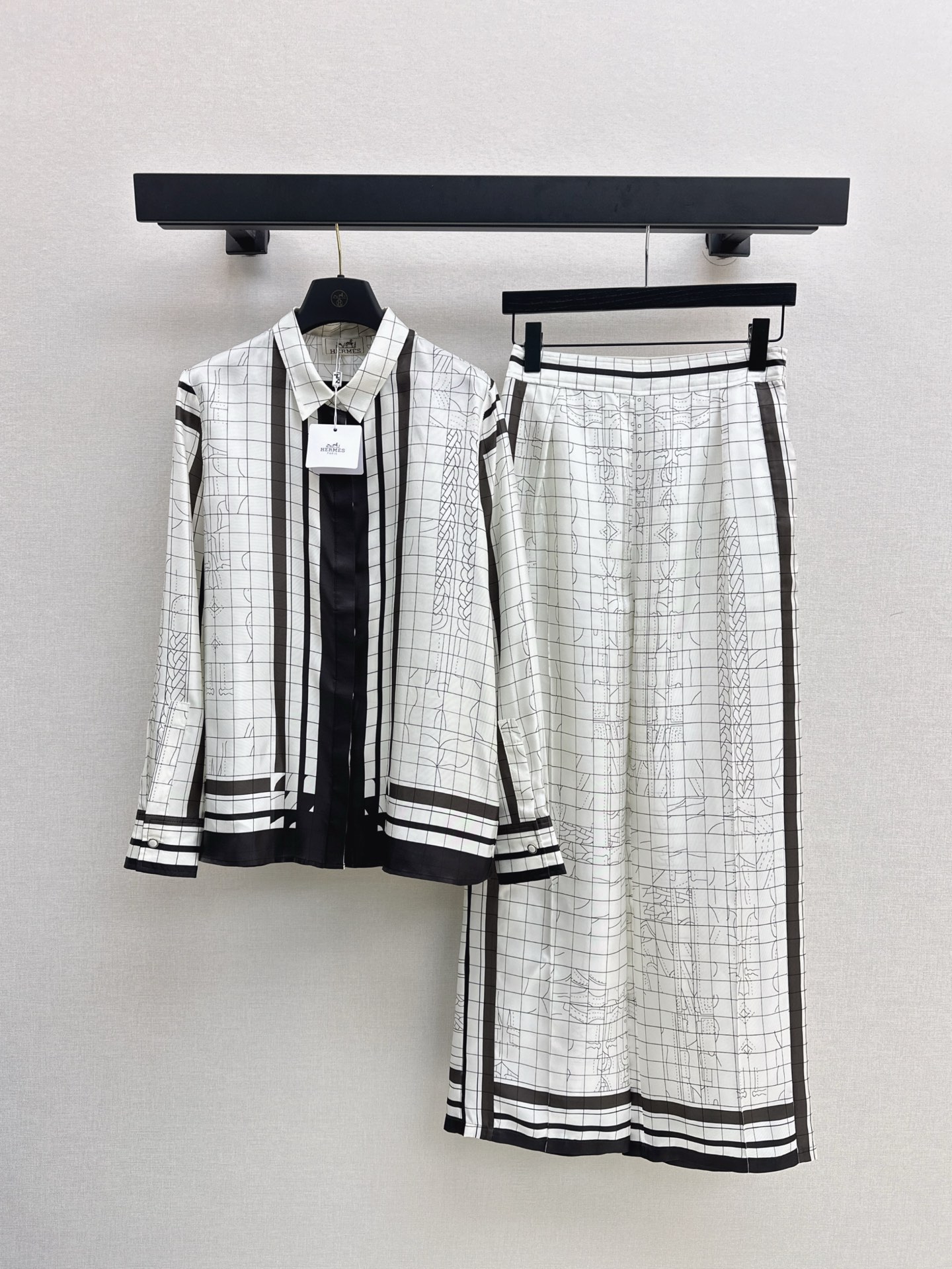 NO:310120,Her 25Ss————The latest printed silk shirt in early spring 100% silk twill texture is excellent, the temperament small lapel is classic style casual and generous, the beautiful color matching is fully positioned and the print is super high-end, the style is not picky for people, the upper body is super slim, the two colors are on sale in stock smlxl 9,,shirts,real silk,alexander wang19860909Her 25Ss————早春最新款印花真丝衬衫百分百真丝斜纹绸质感超赞 气质小翻领经典版型随性大方 绝美配色全定位印花超高级 版型不挑人上身超显瘦 两色现货发售smlxl 9,,shirts,real silk,alexander wang,Women's clothing