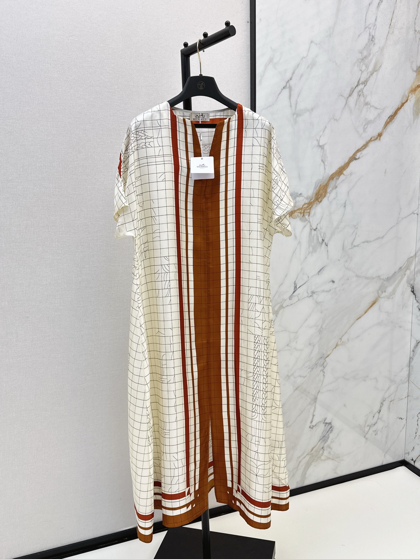 NO:310117,Her 25Ss—————The latest Kaftan slit dress positioning print 100% twill silk fabric white and rich beauty must-have versatile items Full positioning print Temperament V-neck loose style design concept simple and atmospheric, casual belt and upper body look super slim, two colors are available in stock smlxl 9,, skirts, real silk, alexander wang19860909Her 25Ss————早春最新款卡夫坦开叉连衣裙定位印花百分百斜纹绸真丝面料 白富美必备百搭单品 全定位印花 气质V领宽松版型设计理念简约大气 随性系上腰带上身超显瘦 两色现货发售smlxl 9,,skirts,real silk,alexander wang,Women's clothing