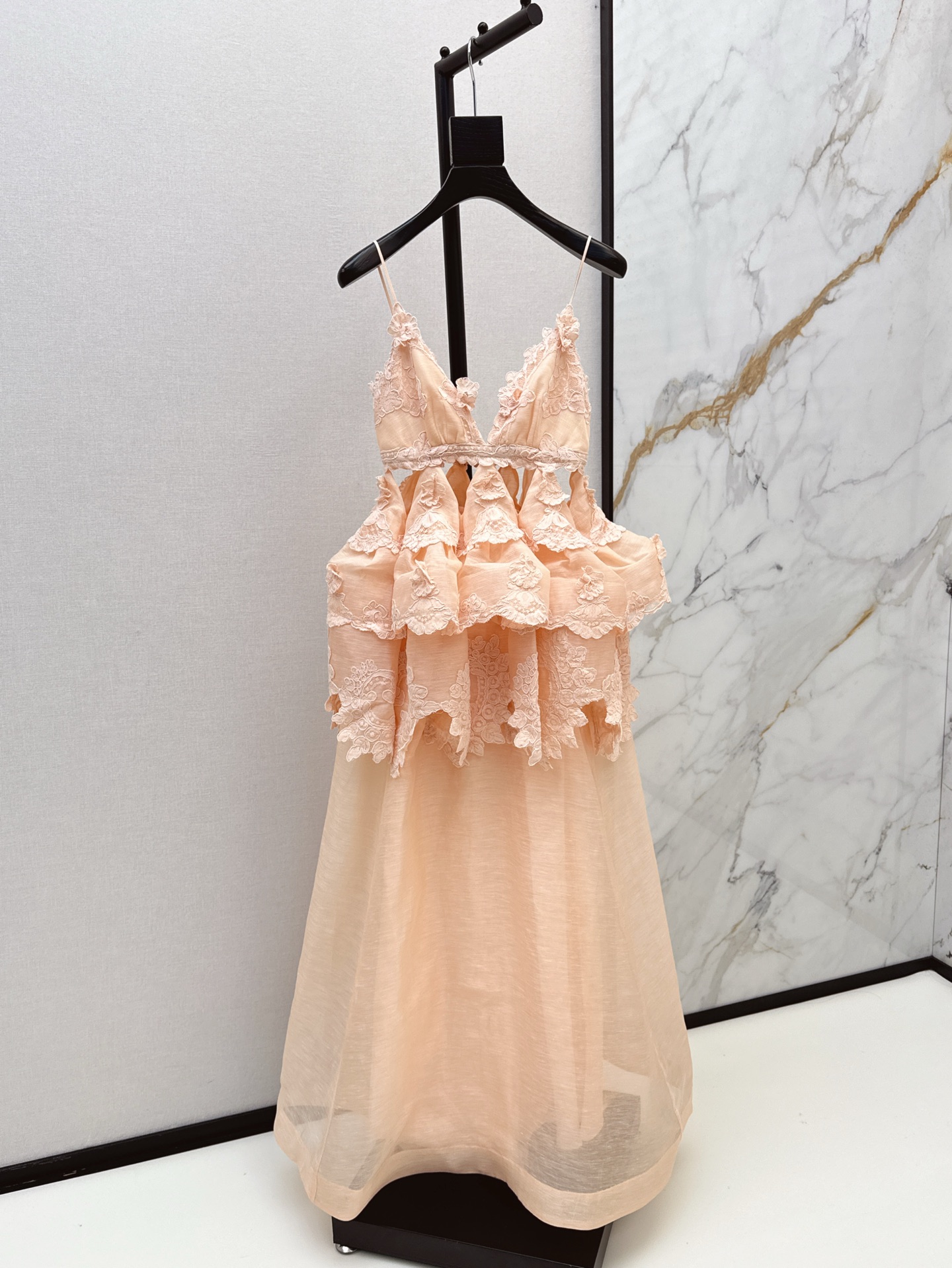 NO:298828,Zim 25Ss——————The latest fake two-piece long suspender dress in early spring, elegant and fresh vacation style, elegant floral pattern, three-dimensional waist-hugging style, romantic and elegant white and rich beauty essentials, imported water-soluble flower fabric, one-color spot on sale smlxl, skirts, alexander wang19860909Zim 25Ss————早春最新款假两件吊带长款连衣裙淡雅清新的度假风气息 优雅花卉图案 立体收腰版型 浪漫优雅的白富美必备单品 进口水溶花面料 一色现货发售smlxl,,skirts,alexander wang,Women's clothing