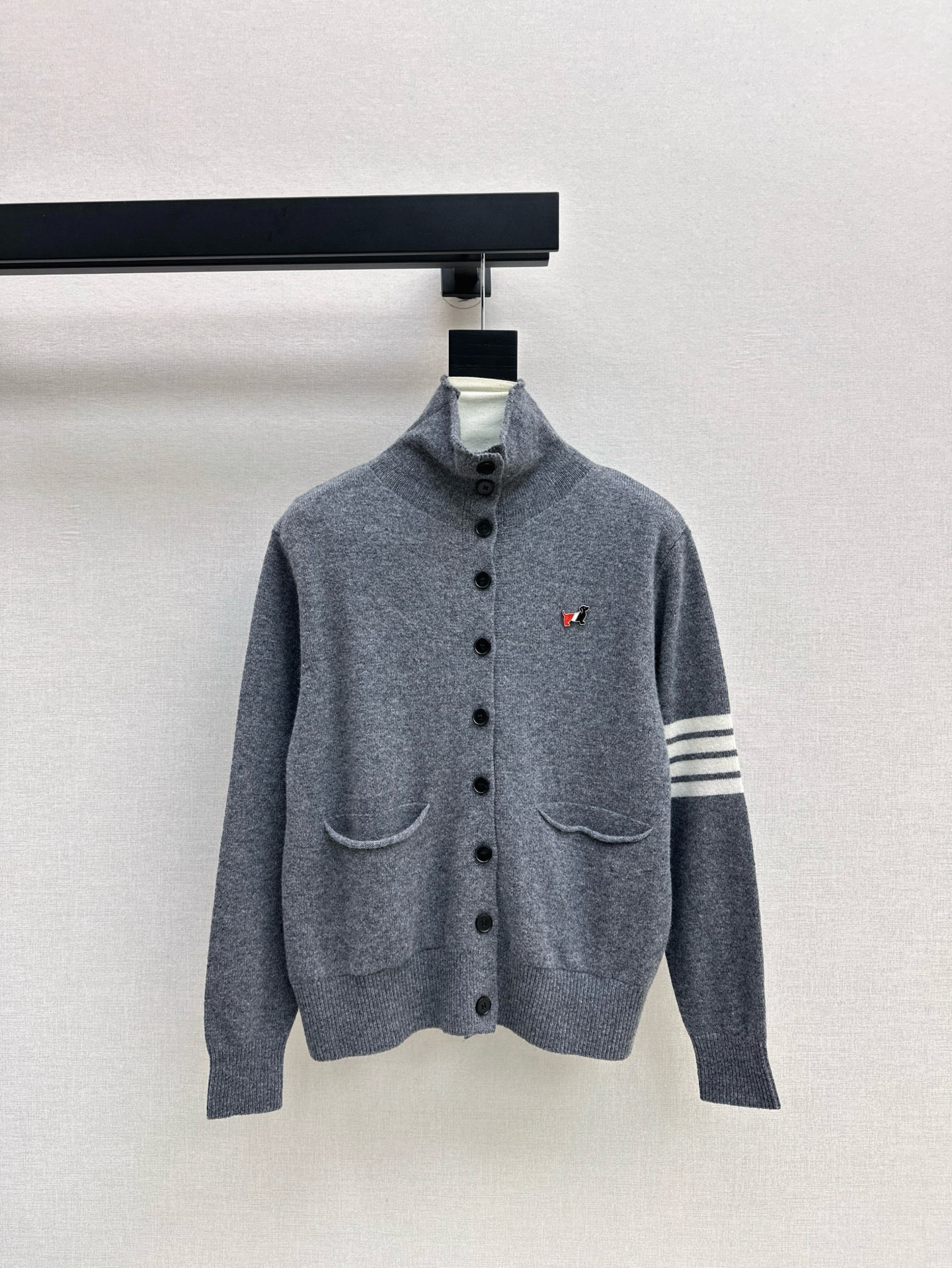 NO:298819,Exclusive TB 25Ss—————The latest knitted cardigan in the early spring must have a college style that reduces age~~ More daily versatile styles, very inclusive and not picky about body shape, classic striped arm design ~ exquisite casual items that cannot be missed Two-color spot sml,,alexander wang19860909独家款 TB 25Ss————早春最新款针织开衫必备减龄的学院风～～比较日常百搭的款式 包容性很强不挑身材 手臂经典条纹设计 ～精美不容错过的休闲单品 两色现货发售sml,,alexander wang,Women's clothing