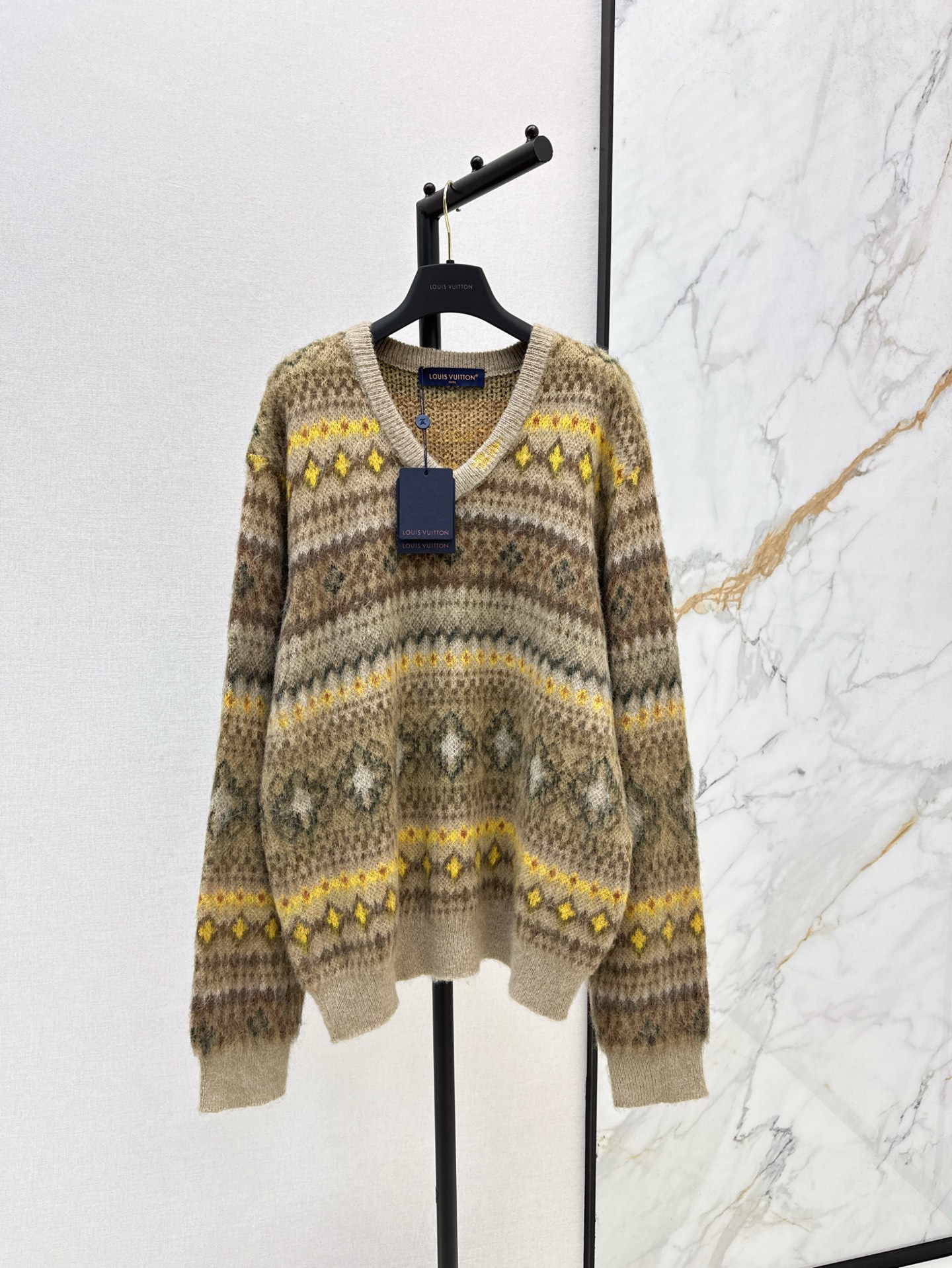 NO:298814,The same style as men and women, L family 25Ss————The latest jacquard pattern long-sleeved V-neck Mahai sweater with high version!  Whether worn alone or layered, it looks good~ The custom yarn has a great texture. One-color spot sml, louis vuitton, alexander wang19860909男女同款 L家 25Ss————早春最新款提花图案长袖V领马海针织衫高版出品！无论单穿还是叠穿都好看～ 定制纱线质感超赞 一色现货发售sml,,louis vuitton,alexander wang,Women's clothing