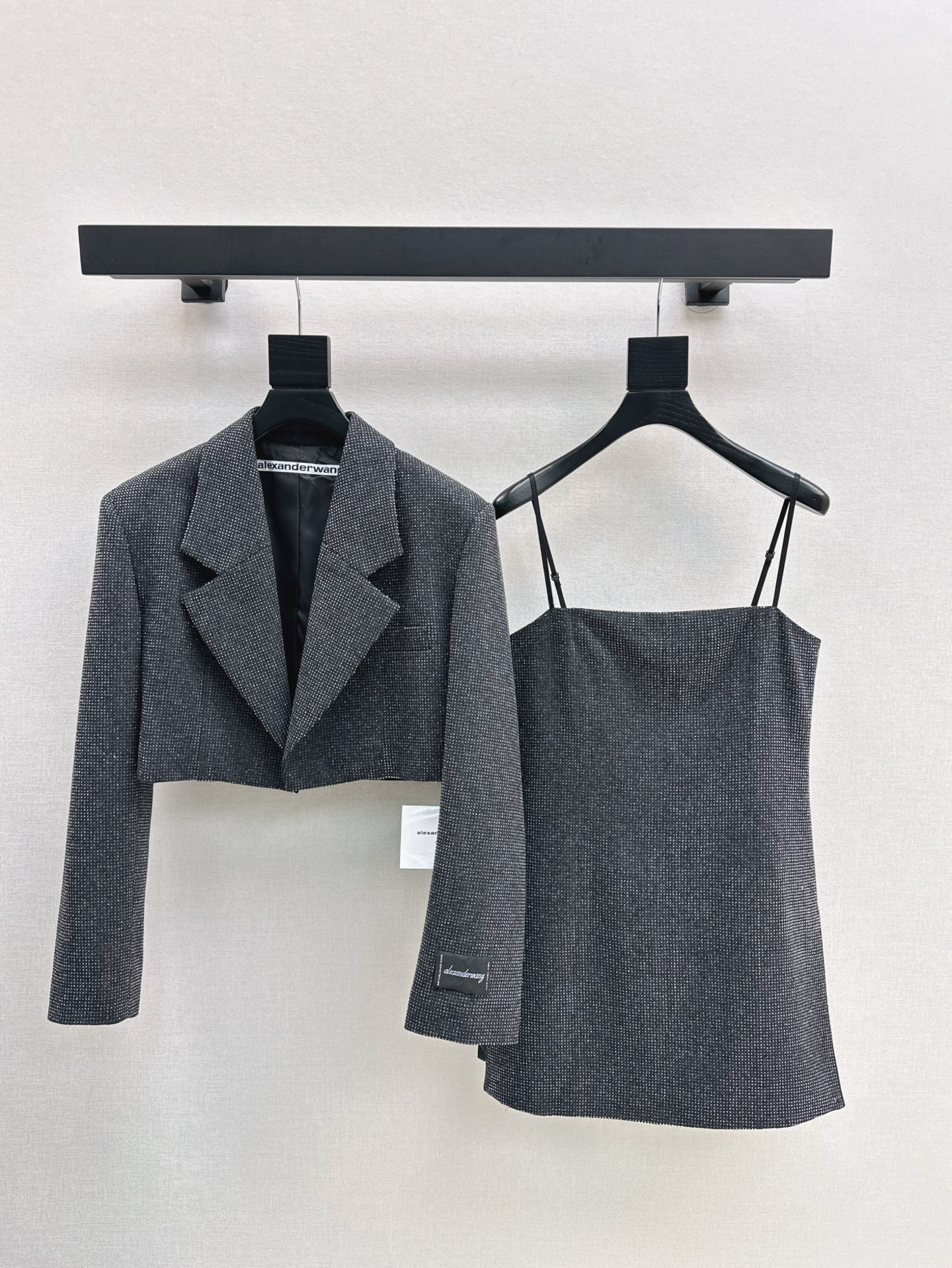 NO:298803,AW 25Ss———————The latest model of the newest full-diamond wool short suit for the king girl in the early spring, the new flash diamond sweet and cool little suit for the king girl ~ Invincible classic short style Blingbling full-diamond sauté and sauté and feminine~ Customized worsted thin wool fabric Full-diamond sauté and fine diamond blingbling blingbling shiny starry sky just right The vertical cut high-waisted small short suit style Classic crisp flat collar Shoulder pads are straight and stylish It is awesome with high-waist bottoms or dresses. All kinds of parties at the end of the year can easily grab the C position. One-color spot is available for sale 2/4/6 Three sizes,,alexander wang, skirts, business suit,alexander wang19860909AW 25Ss————早春最新款满钻羊毛短款小西装大王女孩的新款闪钻甜酷小西装 ～无敌经典短款版型 Blingbling满钻烫钻 又飒又有女人味～ 定制精纺轻薄羊毛面料 满幅细钻烫钻 blingbling闪闪星空的高级感恰到好处 立裁高腰小短款西装版型 经典挺括平驳领 肩部垫肩挺阔有型 搭配高腰下装或者连衣裙都绝绝子 年底各种聚会派对轻松抢占C位 一色现货发售2/4/6 三个码,,alexander wang,skirts,business suit,alexander wang,Women's clothing