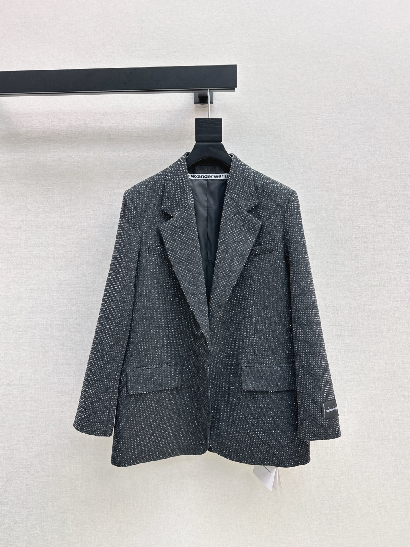 NO:298798,AW 25Ss——————The latest model of the new diamond wool silhouette suit for the early spring king girl’s new flash diamond sweet and cool suit ~ Invincible classic short style Blingbling full diamond silhouette iron, cool and feminine~ Customized worsted thin wool fabric Fully fine diamond blongbling shining starry sky just right The high-end feeling of the stand-up high-waisted short suit style Classic crisp flat collar Shoulder pads are straight and stylish It is awesome with high waist bottoms or dresses. All kinds of parties at the end of the year can easily grab the C position. One color is available in stock 2/4/6 Three sizes,,alexander wang, skirts, business suit,alexander wang19860909AW 25Ss————早春最新款满钻羊毛廓形西装大王女孩的新款闪钻甜酷西装 ～无敌经典短款版型 Blingbling满钻烫钻 又飒又有女人味～ 定制精纺轻薄羊毛面料 满幅细钻烫钻 blingbling闪闪星空的高级感恰到好处 立裁高腰小短款西装版型 经典挺括平驳领 肩部垫肩挺阔有型 搭配高腰下装或者连衣裙都绝绝子 年底各种聚会派对轻松抢占C位 一色现货发售2/4/6 三个码,,alexander wang,skirts,business suit,alexander wang,Women's clothing