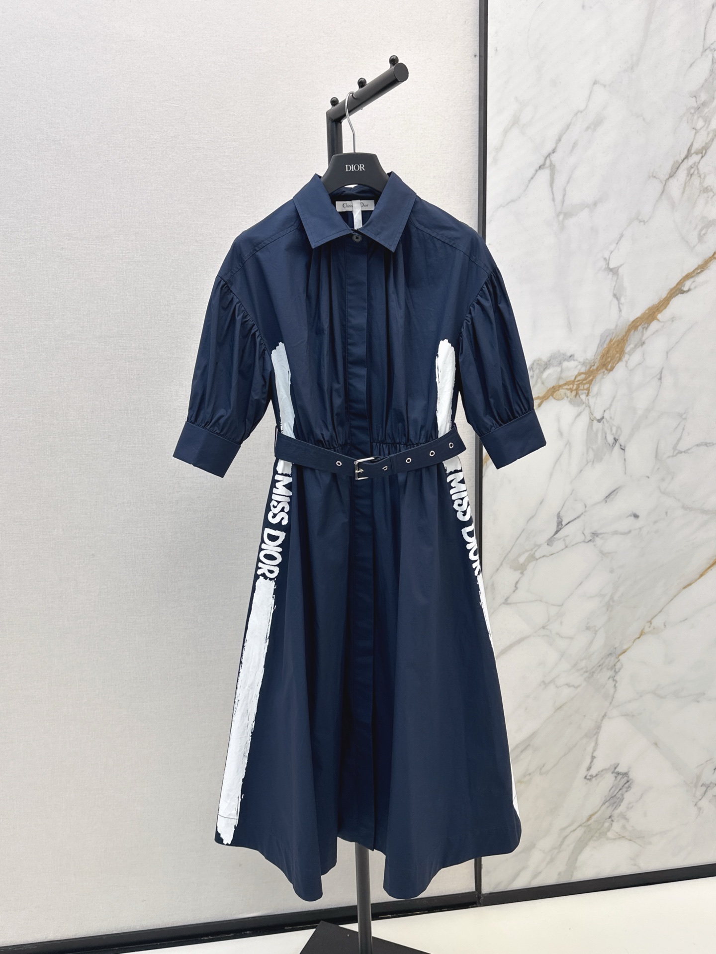 NO:298841,CD 25Ss———The latest Miss series dress in early spring, three-dimensional slim fit and slim look very fashionable and retro. Customized belt at waist. The upper body is elegant and fashionable. It is matched with high waistline style and lengthens the body proportions. A very recommended item. It is not picky at all. Three-color spot sml, skirts, alexander wang19860909CD 25Ss———早春最新款Miss系列连衣裙立体修身剪裁巨显瘦 非常的洋气复古 腰间定制腰带搭配 上身优雅又时尚 搭配高腰线版型剪裁 拉长身材比例 非常推荐的一款单品 完全不挑人 三色现货发售sml,,skirts,alexander wang,Women's clothing