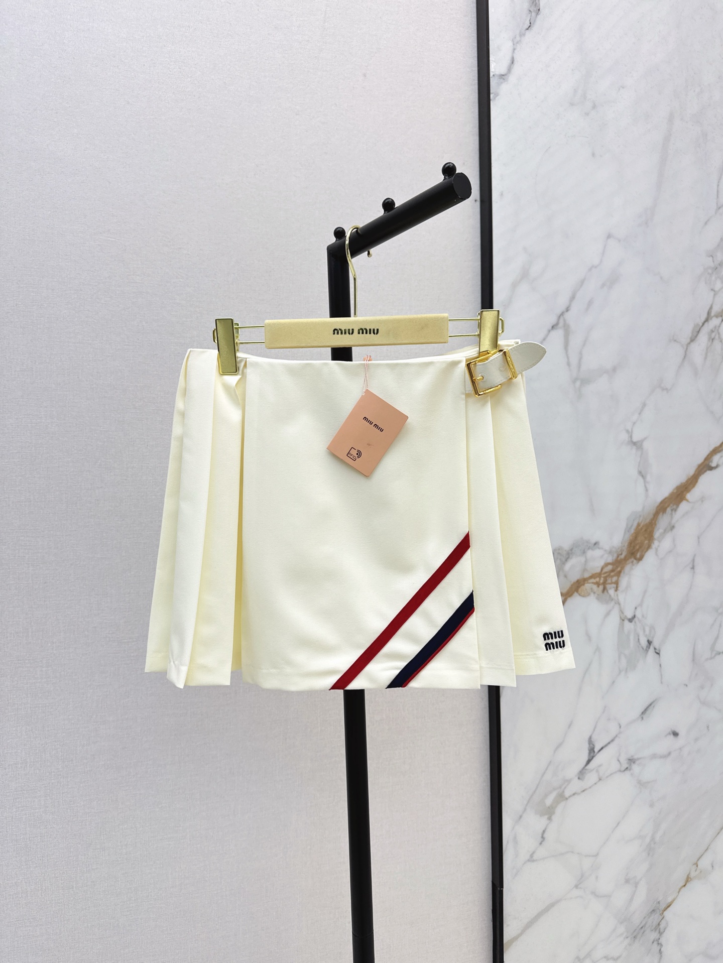 NO:298831,Miu 25Ss————The latest spring and summer style pleated Mini skirt   mid-length skirt is sweet and cool and easy to wear to create a high-end feeling. The embroidered letter logo adds a sense of design. The waist-hugging style is versatile and not picky. The customized fabric is super sweet and salty. The temperament is age-reducing. The girlish style is versatile and not picky. The real wear is very high. You can be used for daily commuting. SML is available in stock, Miumiu, skirts, alexander wang19860909Miu 25Ss————春夏最新款学院风百褶Mini半裙 中长款半裙甜酷兼备轻松穿出高级感 刺绣字母logo增添设计感 收腰版型百搭不挑人 定制面料质感超赞 可甜可盐气质减龄少女风百搭不挑人 实穿度非常高日常通勤皆可 一色现货发售sml,,miumiu,skirts,alexander wang,Women's clothing