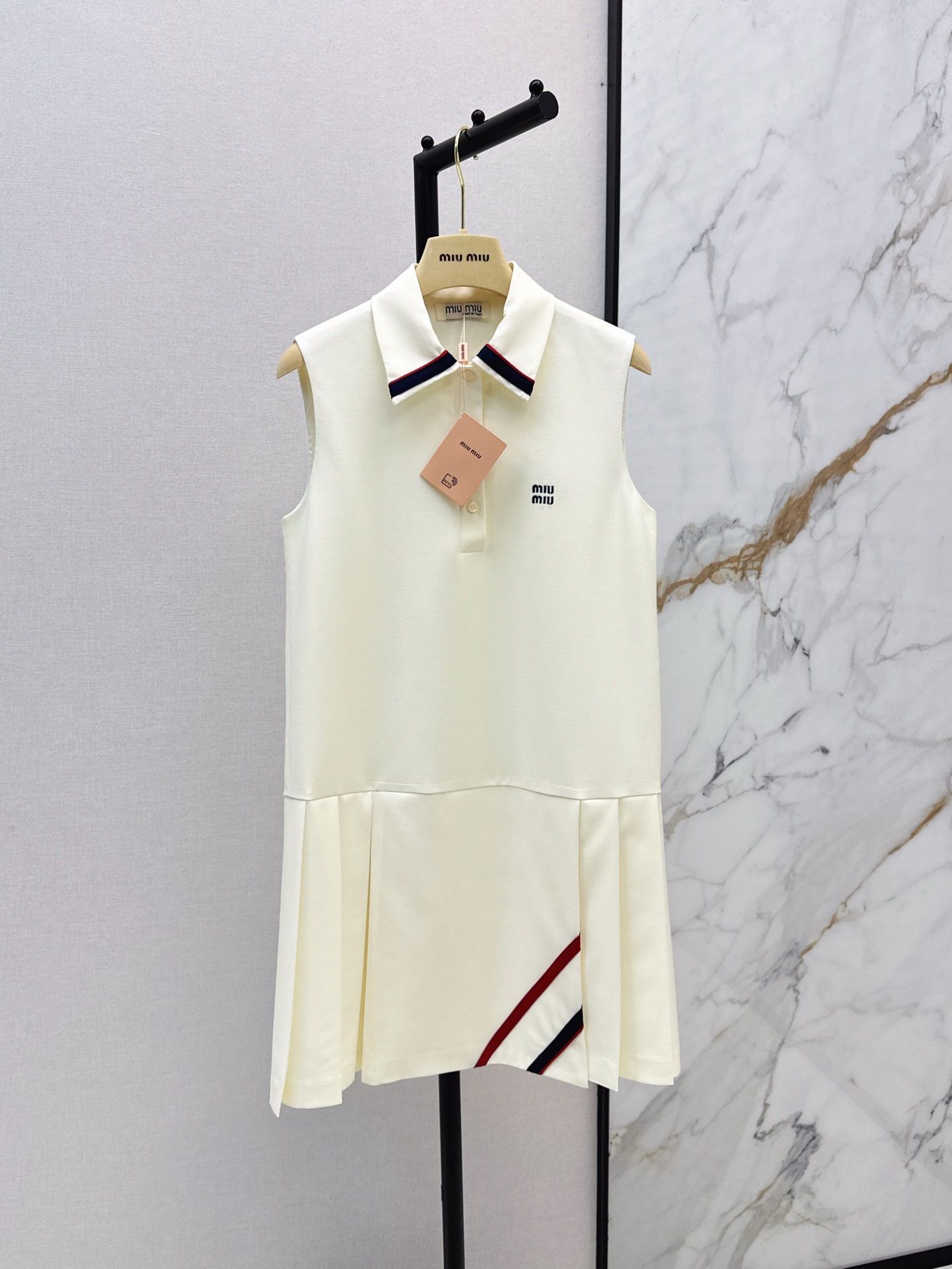 NO:298826,Miu 25Ss————The latest spring and summer style sleeveless pleated dress. Lapel polo skirt is super age-reducing. The embroidered letter logo adds a sense of design. It is very nice to wear and layer it in one piece. It is sweet and cool. The temperamental small lapel waist-hugging style is versatile and not picky. The custom fabric is super texture. The practical wear is very high. You can be used for daily commuting. SML is available in stock, Miumiu, skirts, alexander wang.19860909Miu 25Ss————春夏最新款学院风无袖百褶连衣裙 翻领polo裙超级减龄 刺绣字母logo增添设计感 单穿叠穿都非常的nice 甜酷兼备 气质小翻领收腰版型百搭不挑人 定制面料质感超赞 实穿度非常高日常通勤皆可 一色现货发售sml,,miumiu,skirts,alexander wang,Women's clothing