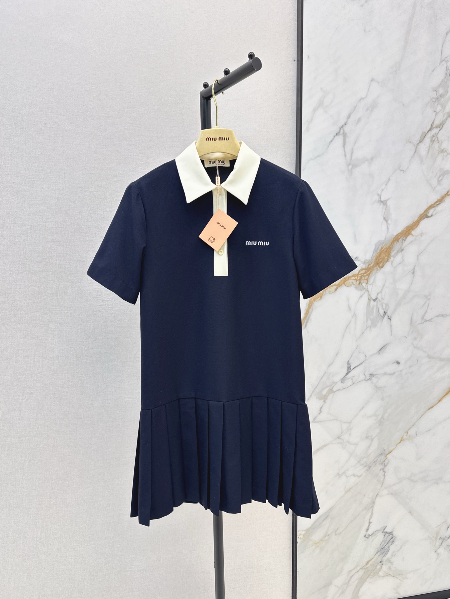 NO:298821,Miu 25Ss—————The latest color-blocked lapel pleated Polo dress in early spring, full of age-reducing girlish feeling, soft bead floor cotton fabric, decorated with letter logo embroidery logo, salty, sweet, casual and pure, versatile and not picky, meet different occasions and body needs, it is really a second to go out and easily create a lazy and relaxing feeling. SML is available in stock,,miumiu, skirts,alexander wang19860909Miu 25Ss————早春最新款拼色翻领百褶Polo连衣裙 满满的减龄少女感 柔软珠地棉面料 饰有字母logo刺绣徽标 可盐可甜休闲又清纯 版型百搭不挑人 满足不同场合和身材需求 真的是一秒穿上出街 轻松营造慵懒松弛感 一色现货发售sml,,miumiu,skirts,alexander wang,Women's clothing