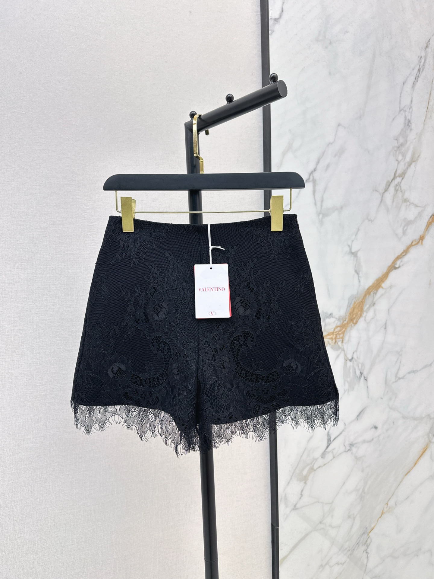 NO:298806,VLTN 25Ss—————The latest black lace shorts in early spring, the chaebol daughter style, versatile black series is not picky at all, very white, imported similar fabrics are very soft and delicate, long legs artifact, the leg length is 1.8 meters long, especially slim, retro and fashionable, versatile, no worries, one color is available for sale in stock, sml, shorts, alexander wang19860909VLTN 25Ss————早春最新款黑色蕾丝小短裤 财阀千金款 百搭黑色系完全不挑肤色非常显白 采用进口类似面料手感非常软糯细腻 大长腿神器 妥妥的的腿长一米八特别显瘦 复古又时髦百搭没烦恼 一色现货发售sml,,shorts,alexander wang,Women's clothing