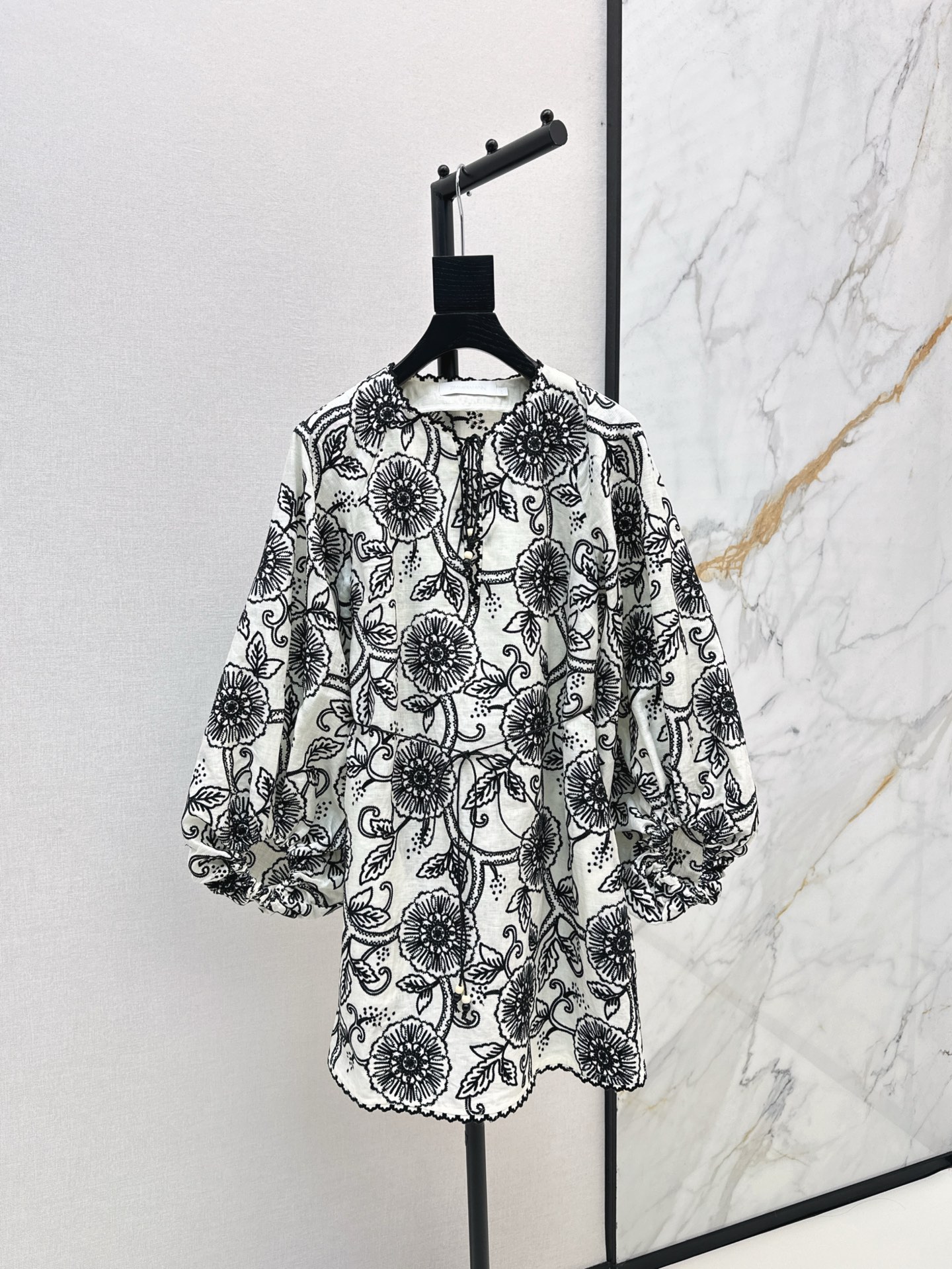 NO:298782,Exclusive first release Zimmen-M 25Ss————The latest black and white contrast embroidered dress in early spring, elegant and fresh vacation style, elegant floral pattern, three-dimensional waist-hugging style, romantic and elegant white and rich beauty essentials, imported linen printed fabric, one-color spot on sale smlxl,, skirts, alexander wang19860909独家首发 Zimmen-M 25Ss———早春最新款黑白撞色刺绣连衣裙淡雅清新的度假风气息 优雅花卉图案 立体收腰版型 浪漫优雅的白富美必备单品 进口亚麻印花面料 一色现货发售smlxl,,skirts,alexander wang,Women's clothing