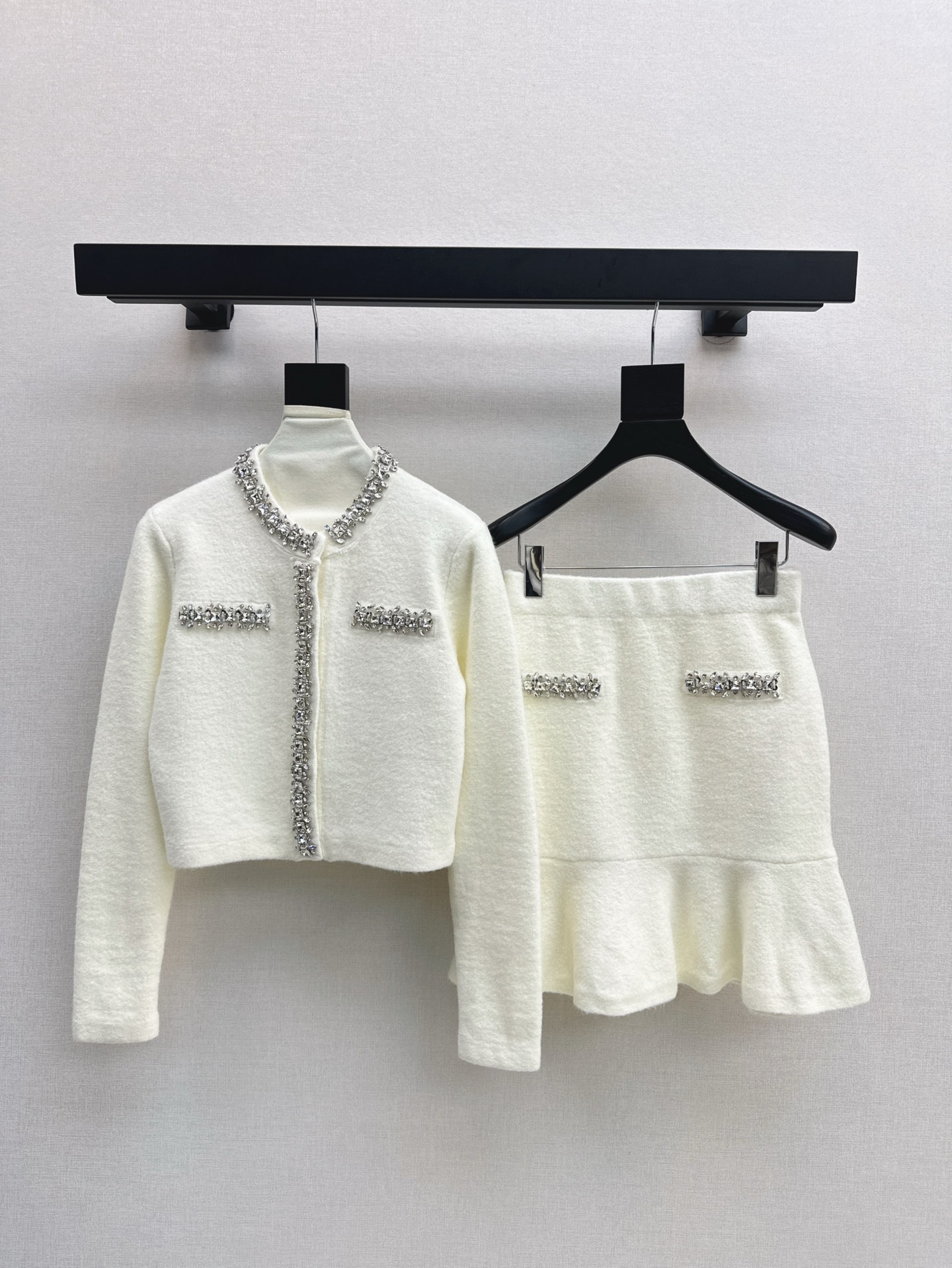 NO:298762,Gentle and noble Lady's New Year's outfit C home 25Ss——————The latest model of nail diamond edging decoration set in early spring, short cardigan   fishtail skirt, amazing years, can not only increase the aura and be fashionable in daily life, coats are added on the outside, elegant French, diamond flower snap design, knitted with four kinds of yarns, especially heavy on the real thing, super beautiful one set, two colors are available in stock, sml, chanel, skirts, jackets & coats, alexander wang19860909温柔高贵 千金小姐新年穿搭 C家 25Ss————早春最新款钉钻镶边装饰套装 小短款开衫 鱼尾半裙 惊艳了岁月 既能增加气场又能日常时髦 外面叠加外套穿 优雅法式 水钻花朵按扣设计 由四种纱线定织的针织 特别重实物超美 一套出 两色现货发售sml,,chanel,skirts,jackets & coats,alexander wang,Women's clothing