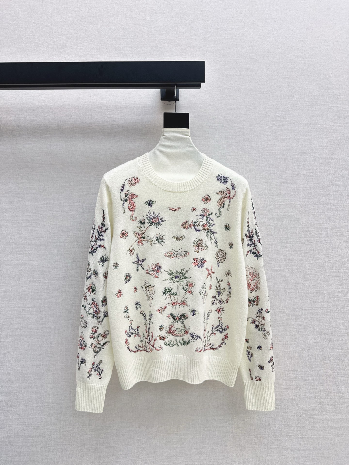 NO:298757,Exclusive first CD 25Ss————The latest floral pattern embroidered sweater in early spring, customized ceiling-level imported wool yarn, Swiss machine full-size heavy industry multi-color positioning embroidery craft flower series is beautiful~~ White, rich and beautiful!  Luxury high-end items, classic versatile style, elegant and age-reducing, one-color spot-on sml, sweaters, alexander wang19860909独家首发 CD 25Ss————早春最新款花卉图案刺绣毛衣 定制天花板级别进口羊毛纱线 瑞士机满幅重工多色定位刺绣工艺花卉系列绝美～～ 白富美必入！奢华高级单品 经典百搭版型气质优雅减龄 一色现货发售sml,,sweaters,alexander wang,Women's clothing