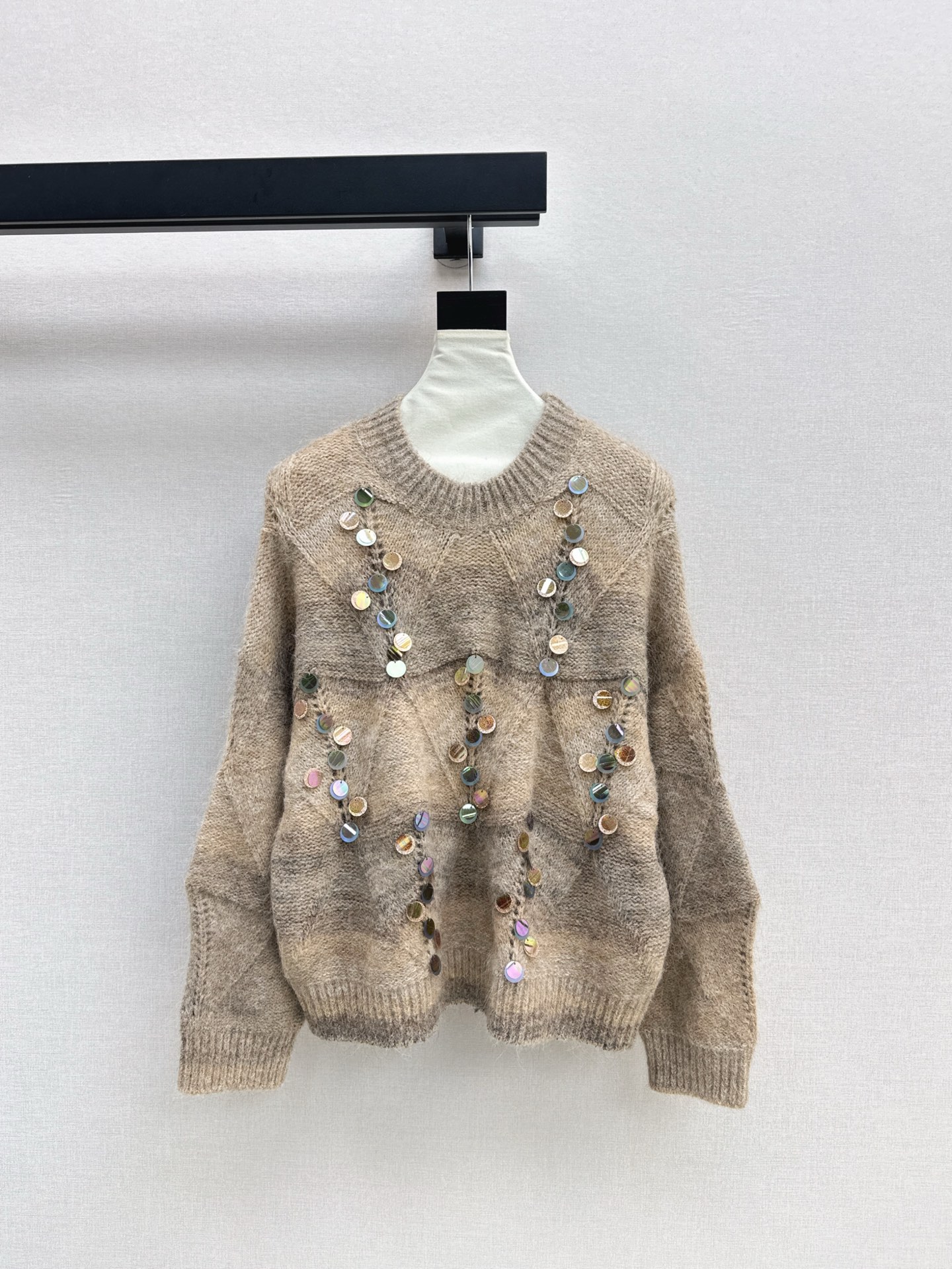 NO:298752,Exclusive model ~ Gu 25Ss————The latest sequin decorative round-neck pullover sweater in early spring. A versatile os loose style. The first choice for exposed thighs. The loose style looks good when worn by anyone. The soft and glutinous atmosphere is amazing. The color matching is super fashionable. It looks good when worn alone or layered. A fashionable icon for walking!  SML is available in stock, Sweaters, Alexander wang19860909独家款～ Gu 25Ss————早春最新款亮片装饰圆领套头毛衣 百搭的os宽松版型 露大腿首选 宽松的版型谁穿都好看 软糯的氛围感绝了～配色超级时髦 单穿或是叠穿都很好看 行走的时尚icon！一色现货发售sml,,sweaters,alexander wang,Women's clothing