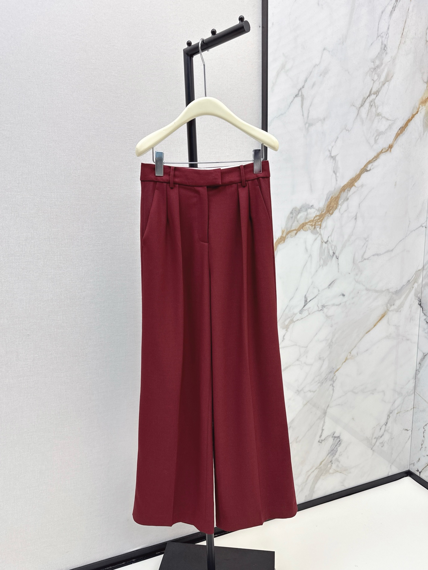 NO:298785,Fashionable and niche design of jackets and pants Row 25Ss——————The latest retro burgundy suit silhouette suit jacket   trousers ~ One set directly avoids the trouble of matching. It is my favorite suit. It is silhouette tailoring. It has aura and also shaped shoulder shape. It is matched with straight wide-legs. Even if you wear it alone, it is very excellent. Customized fabrics are high-end. One color split development. SML, Jackets & coats, business suit, alexander wang19860909外套裤子时髦小众设计 Row 25Ss————早春最新款复古酒红套装廓形西服外套 西裤 ～一套直接免去搭配烦恼 是最爱的一套西装没错了 廓形的剪裁 拥有气场同时修饰肩型 搭配直筒阔腿 就算是单穿 一样很出色哦 定制面料高级的没错了 一色分开发 现货发售sml,,jackets & coats,business suit,alexander wang,Women's clothing