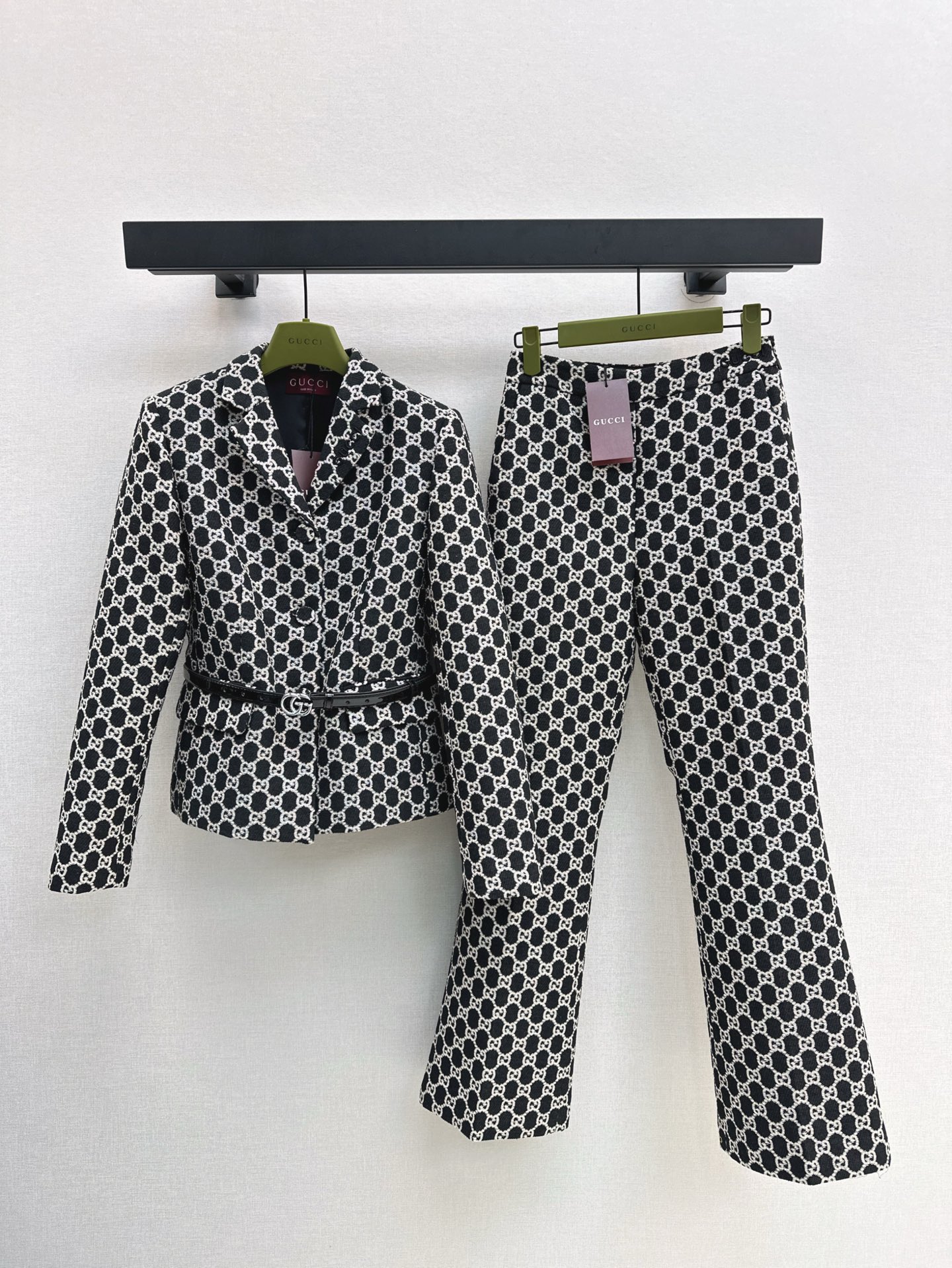 NO:315264,Suit pants Lady~ Gu 25Ss———The latest jacquard suit in early spring, double G pattern jacquard suit jacket   trousers, exclusively developed fabric, super recommended, improve your temperament in one second, the original jacquard fabric of fixed woven excellent texture, yb metal buckle, the whole suit is exquisite, the details are exquisite, the style is also very good, the two colors are developed, the spot sale sml,, jackets & coats, business suit, alexander wang19860909西装裤子Lady～ Gu 25Ss———早春最新款提花套装双G图案提花西装外套  西裤 独家开发面料 超推荐哦 一秒提升你的气质 定织的原版提花面料 质感超赞 yb金属扣 整件西服做工讲究 细节精致 版型也很赞 两色分开发 现货发售sml,,jackets & coats,business suit,alexander wang,Women's clothing