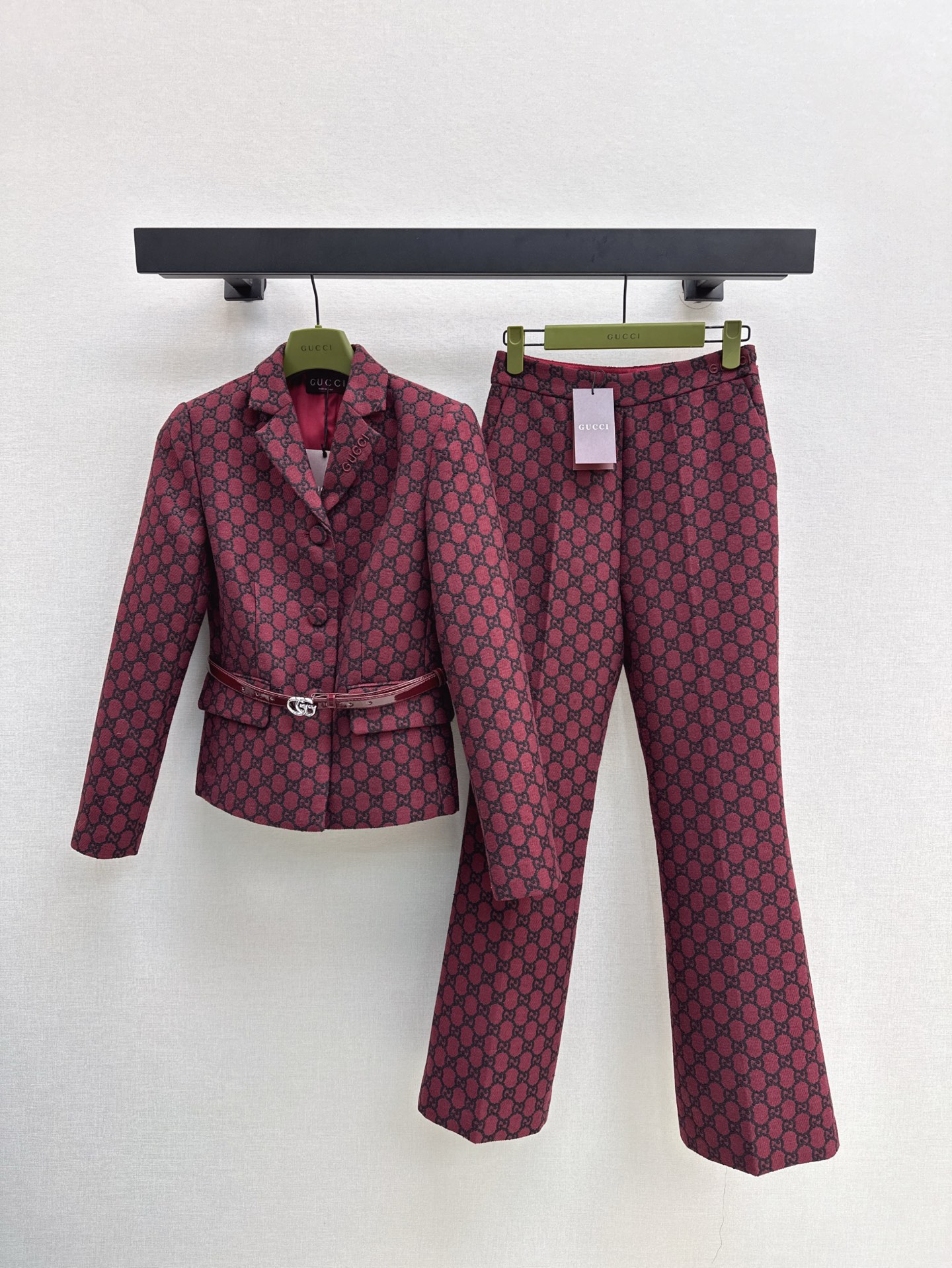 NO:315361,Retro Lady~ Gu 25Ss————The latest jacquard suit in early spring, double G pattern jacquard suit jacket   trousers, exclusively developed fabric, super recommended, improve your temperament in one second, original jacquard fabric with a good texture, yb metal buckle, the whole suit is exquisite, the details are exquisite, the style is also very good, two colors are developed, spot sml suit, jackets & coats, business suit, alexander wang19860909复古Lady～ Gu 25Ss———早春最新款提花套装双G图案提花西装外套  西裤 独家开发面料 超推荐哦 一秒提升你的气质 定织的原版提花面料 质感超赞 yb金属扣 整件西服做工讲究 细节精致 版型也很赞 两色分开发 现货发售sml 西装,,jackets & coats,business suit,alexander wang,Women's clothing