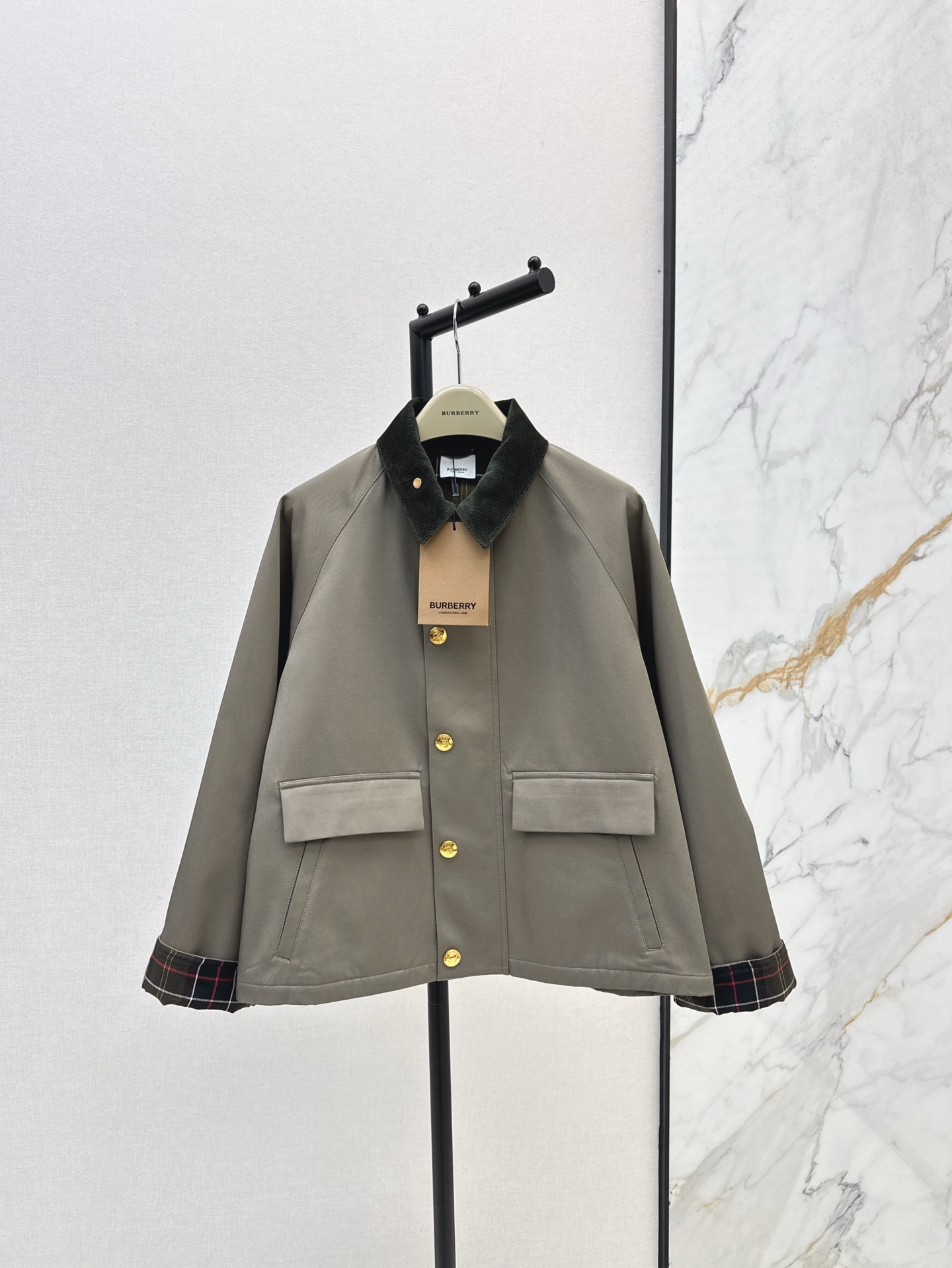 NO:313958,Exclusive first launch Bur 25Ss—————The latest corduroy lapel A-shaped short jacket A-shaped tailoring tooling pocket design style, salty, sweet, age-reducing and handsome~~~The small details of the patchwork lining, the fabric is quite broad and textured. SML is available in stock, burberry, jackets & coats, alexander wang19860909独家首发 Bur 25Ss————早春最新款灯芯绒翻领A字小短款外套A字剪裁工装口袋设计版型 可盐可甜减龄又帅气～～撞格纹里布拼接小细节 面料挺阔有质感 一色现货发售sml,,burberry,jackets & coats,alexander wang,Women's clothing