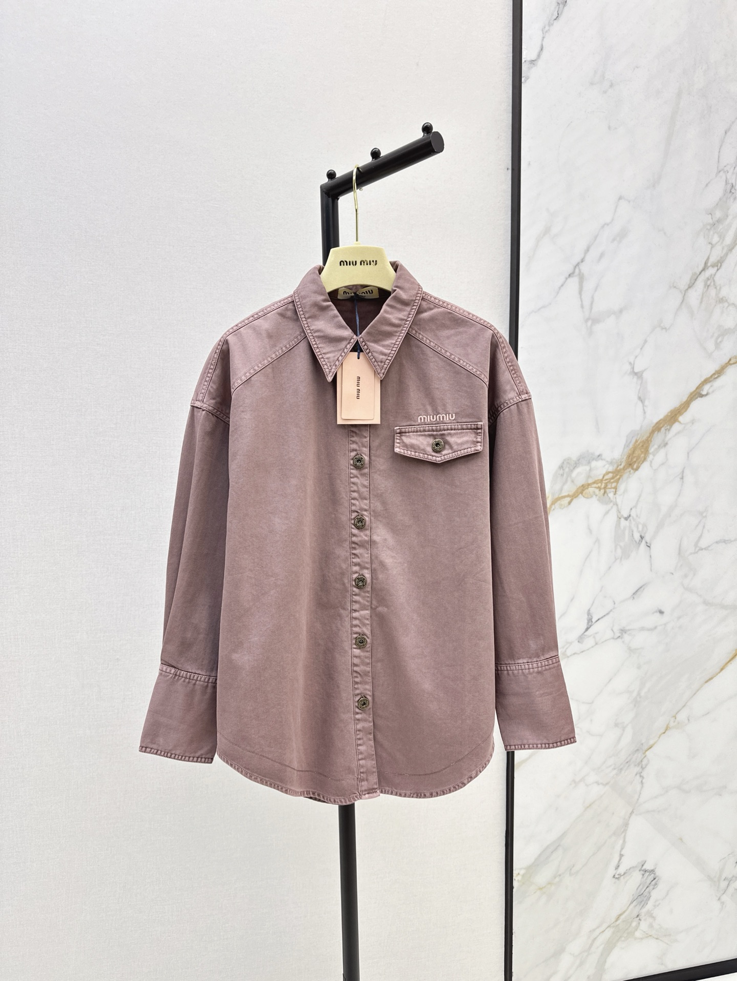 NO:314652,Miu 25Ss———The latest silhouette design denim shirt in early spring, heavy industry washing process, 100% organic cotton, soft and crispy, small thickness, can also be worn as a jacket, embroidered with front and back letter logo, loose and moderate style, random and free, full of recognition, two colors are available in stock,,miumiu, jackets & coats,shirts,alexander wang19860909Miu 25Ss———早春最新款廓形设计牛仔衬衫 重工洗水工艺 百分百有机棉 柔软不失挺括感 有小厚度 也可以当外套穿 前后刺绣字母logo点缀 松弛有度的版型 率性而自由 辨识度满满 两色现货发售sml,,miumiu,jackets & coats,shirts,alexander wang,Women's clothing