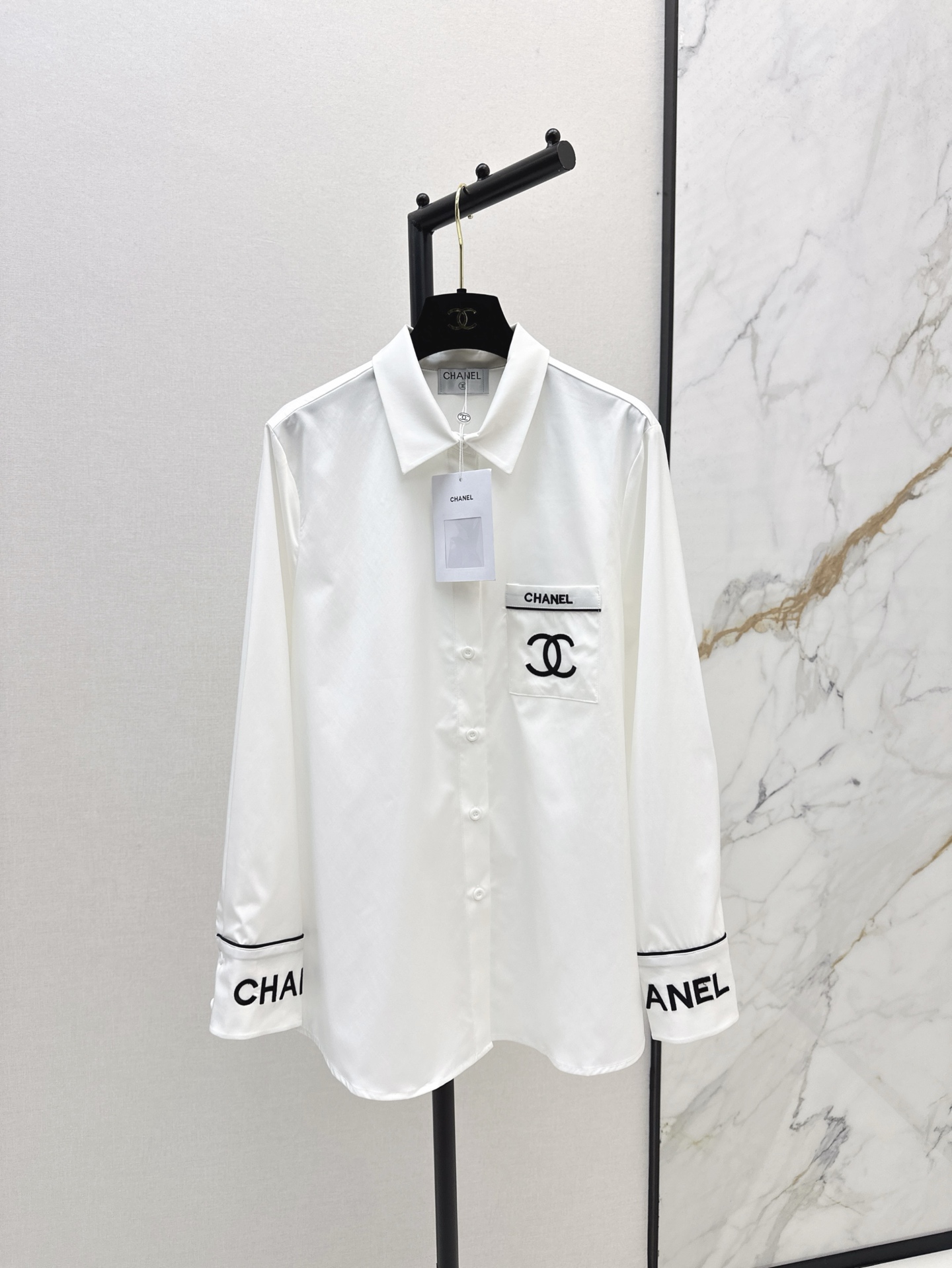 NO:314655,C home 25Ss——————The latest model of early spring silhouette embroidered pocket shirt custom imported twill thick material, smooth and comfortable texture, shoulder lapel shirt design, embroidered figure and elegant temperament, exquisite pointed collar with single-breasted front closure, neat tailoring details show the texture of the big brand, large body plain color is versatile and not picky, chest pocket embroidered letter logo and double C logo, elite sense, unified style and easy to adapt to other items, two colors are on sale in stock, sml, chanel, shirts, alexander wang19860909C家 25Ss————早春最新款廓形刺绣口袋衬衫定制进口斜纹稠材质 质感垂顺舒适 正肩翻领衬衫设计 修饰身材气质优雅 精致尖领搭配前襟单排扣装饰 利落剪裁细节彰显大牌质感 大身素色百搭不挑人 胸前口袋点缀刺绣字母徽标和双C标识 精英感倍增 风格统一协调 轻松适配其他单品 两色现货发售sml,,chanel,shirts,alexander wang,Women's clothing