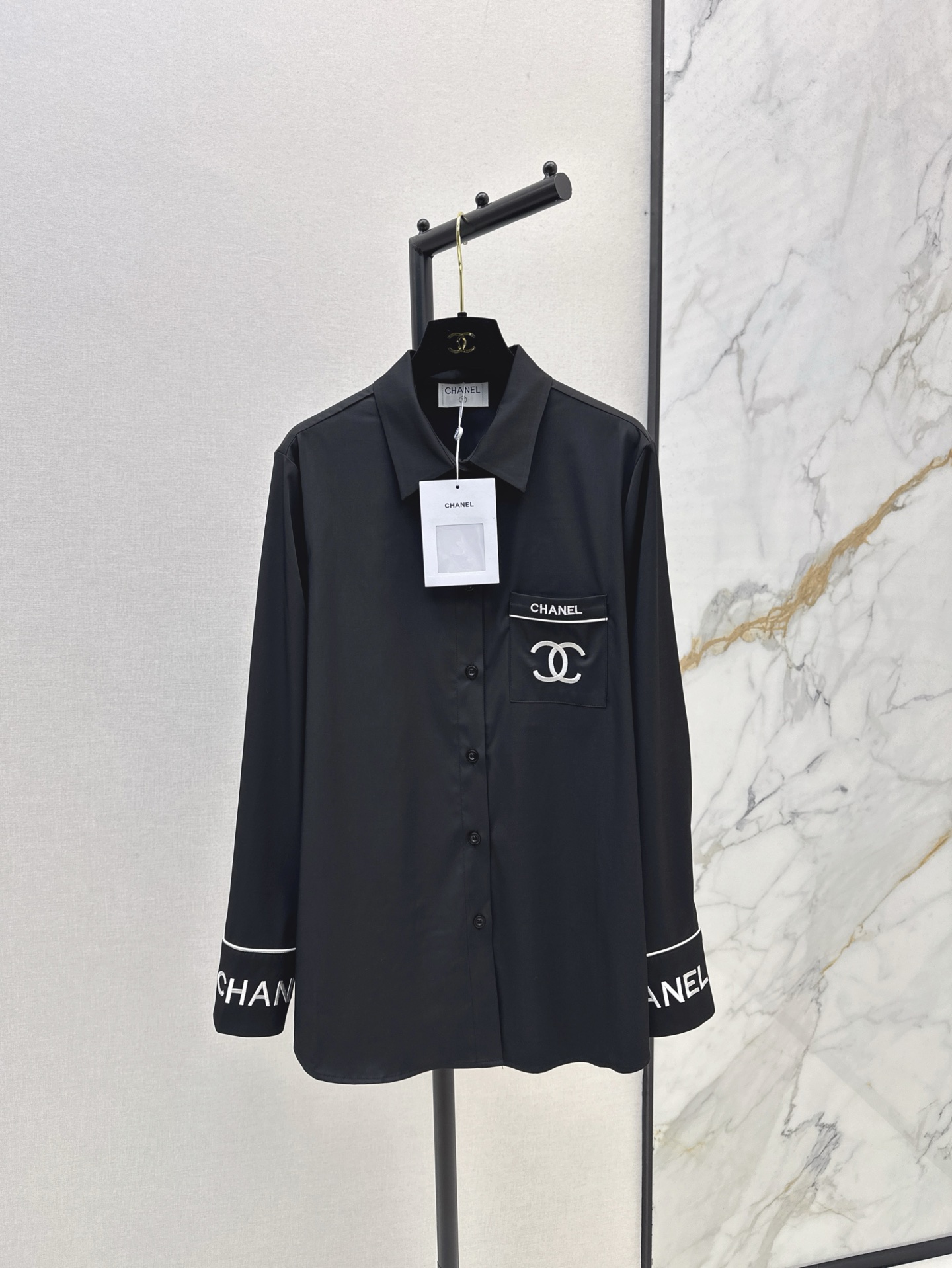 NO:314658,C home 25Ss——————The latest model of early spring silhouette embroidered pocket shirt custom imported twill thick material, smooth and comfortable texture, shoulder lapel shirt design, modify body and elegant temperament, exquisite pointed collar and single-breasted front closure decoration, neat tailoring details show the texture of the big brand, large body plain color is versatile and not picky, chest pocket embroidered letter logo and double C logo, elite sense, unified style and coordinated, easy to adapt to other items, two colors are on sale sml 99280230,,chanel,shirts,alexander wang19860909C家 25Ss————早春最新款廓形刺绣口袋衬衫定制进口斜纹稠材质 质感垂顺舒适 正肩翻领衬衫设计 修饰身材气质优雅 精致尖领搭配前襟单排扣装饰 利落剪裁细节彰显大牌质感 大身素色百搭不挑人 胸前口袋点缀刺绣字母徽标和双C标识 精英感倍增 风格统一协调 轻松适配其他单品 两色现货发售sml 99280230,,chanel,shirts,alexander wang,Women's clothing