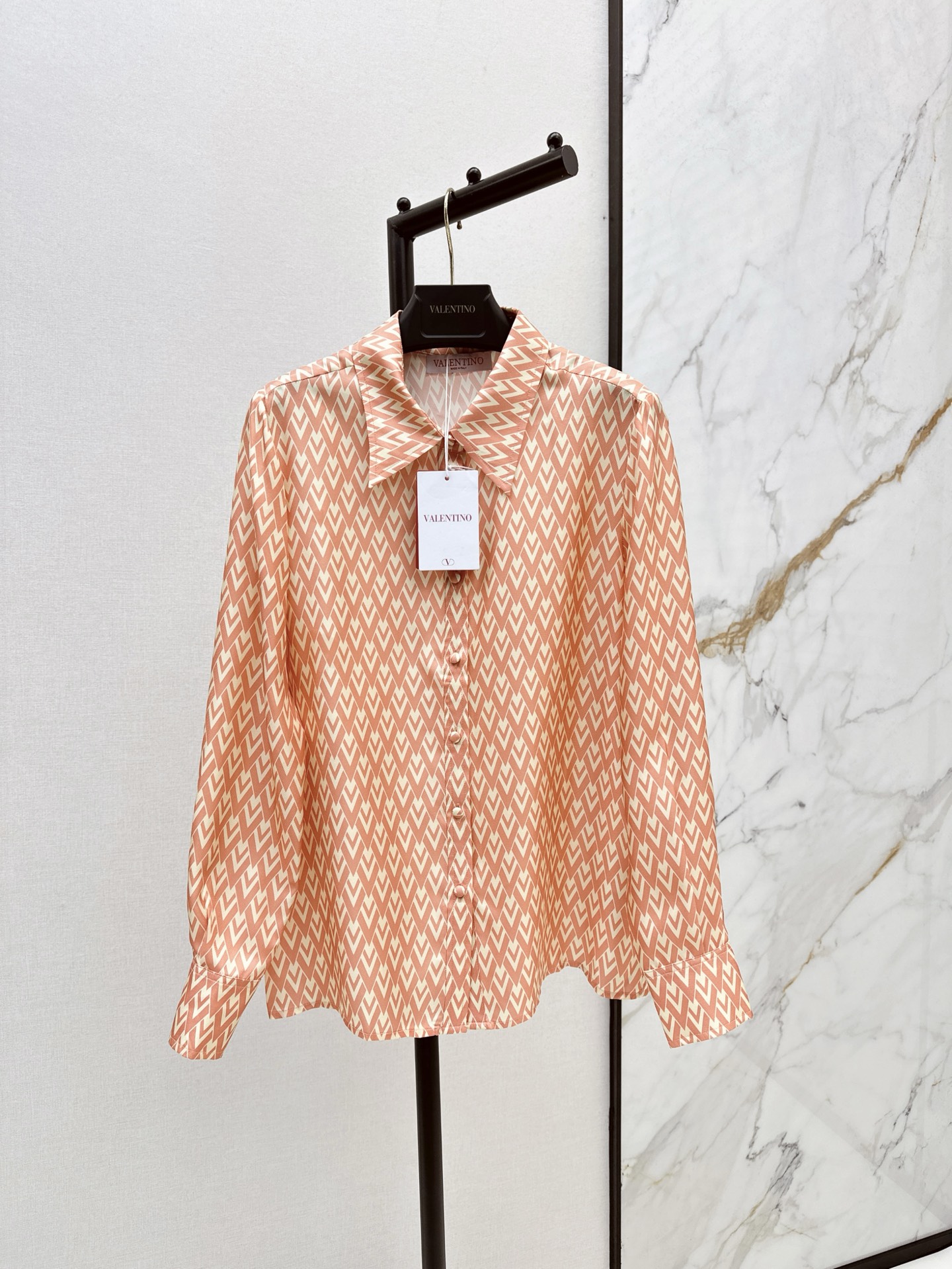 NO:314661,VLTN 25Ss———The latest geometric graphic letter elements printed pattern silk shirt imported 100% silk twill texture light and delicate, temperament small lapel casual and elegant, romantic temperament elegant and charming, upper body looks slim and tall, one color is available in stock smlxl,,shirts,real silk,alexander wang19860909VLTN 25Ss———早春最新款几何图形字母元素印花图案真丝衬衫进口百分百真丝斜纹绸质感轻盈细腻 气质小翻领随性优雅 浪漫气质优雅迷人 上身显瘦又高挑 一色现货发售smlxl,,shirts,real silk,alexander wang,Women's clothing