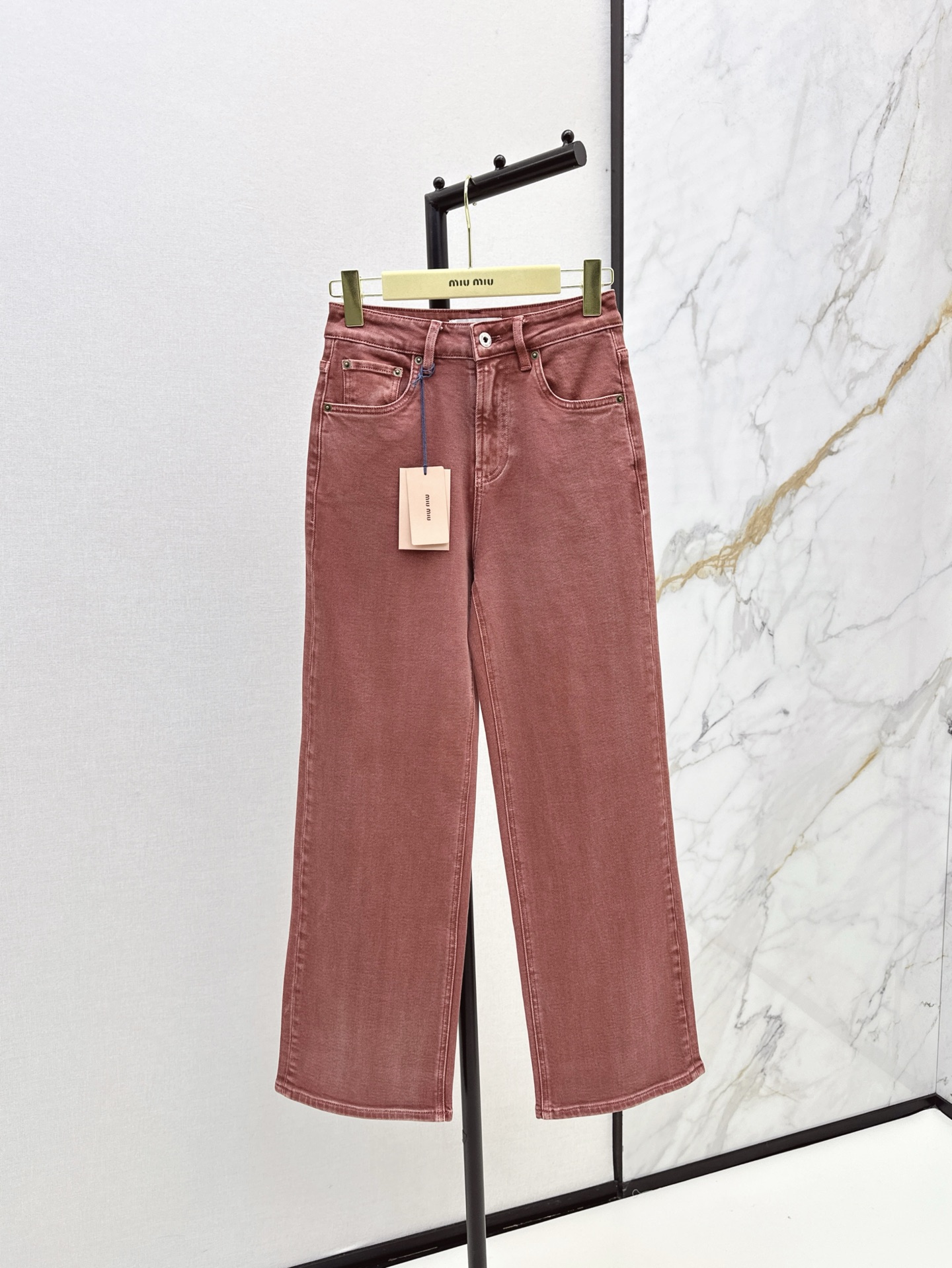 NO:314673,Pants Miu 25Ss——————The latest denim jacket   shorts   trousers. The personalized tone is cool and cool. The texture is delicate and natural. The cotton feels both skewers and soft. Super beautiful. The details are super good. One color, miumiu, shorts, jackets & coats, alexander wang19860909长裤Miu 25Ss————早春最新款牛仔一系列牛仔外套 短裤 长裤 个性色调上身又酷又飒爽 纹理细腻 棉感自然 既有筋骨感又不失柔软 超级漂亮 细节做工超级好 一色分,,miumiu,shorts,jackets & coats,alexander wang,Women's clothing