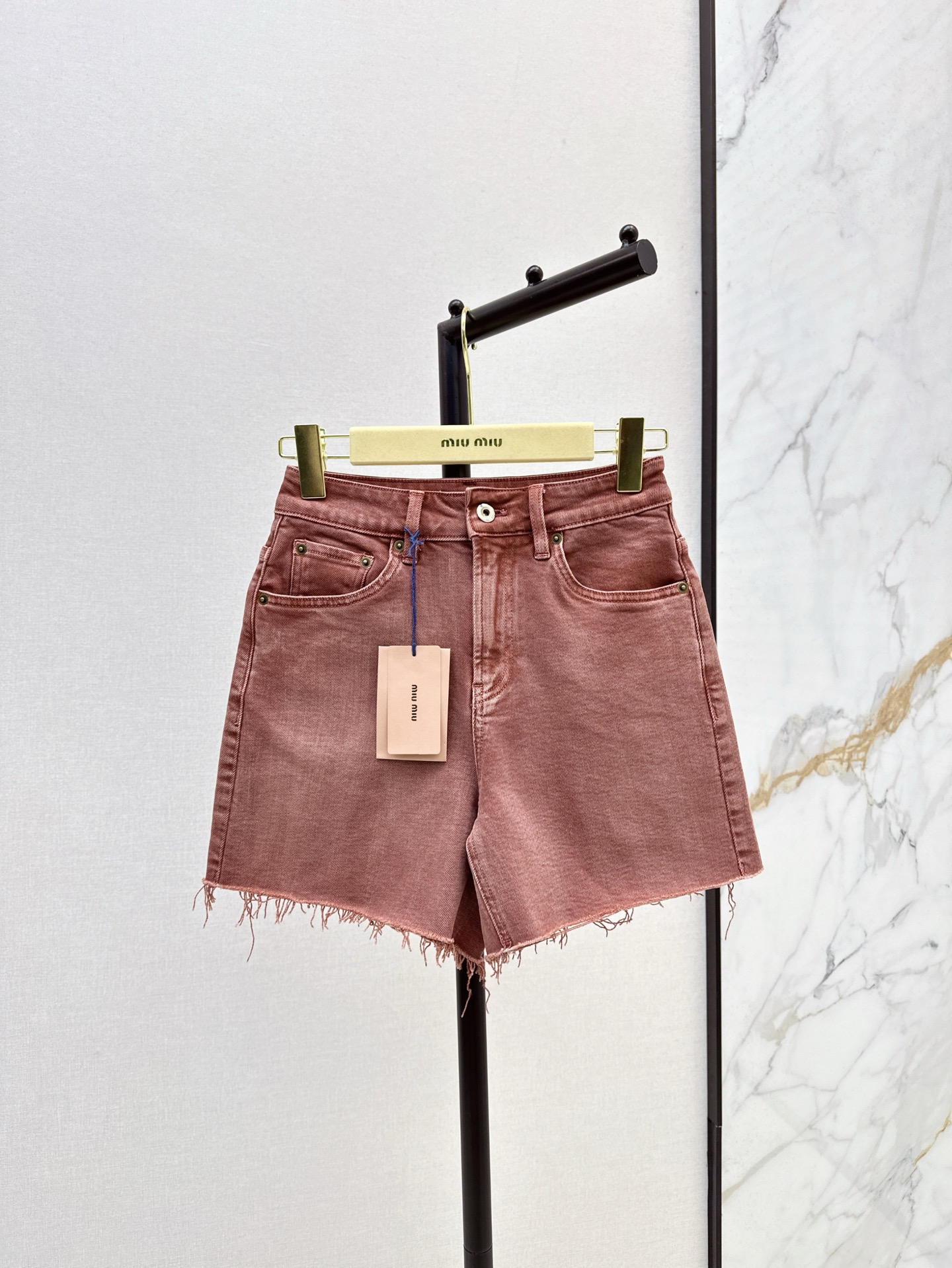 NO:314647,Shorts Miu 25Ss——————The latest denim jacket   shorts   trousers. Personalized tone, cool and cool. The texture is delicate. Cotton feels natural. It has both bones and softness. Super beautiful. The details are super good. The details are divided into one color. The spot-on jacket sml trousers and shorts smlxlx,,miumiu, shorts, jackets & coats,alexander wang19860909短裤Miu 25Ss————早春最新款牛仔一系列牛仔外套 短裤 长裤 个性色调上身又酷又飒爽 纹理细腻 棉感自然 既有筋骨感又不失柔软 超级漂亮 细节做工超级好 一色分开发 现货发售外套sml 长裤短裤smlxlx,,miumiu,shorts,jackets & coats,alexander wang,Women's clothing