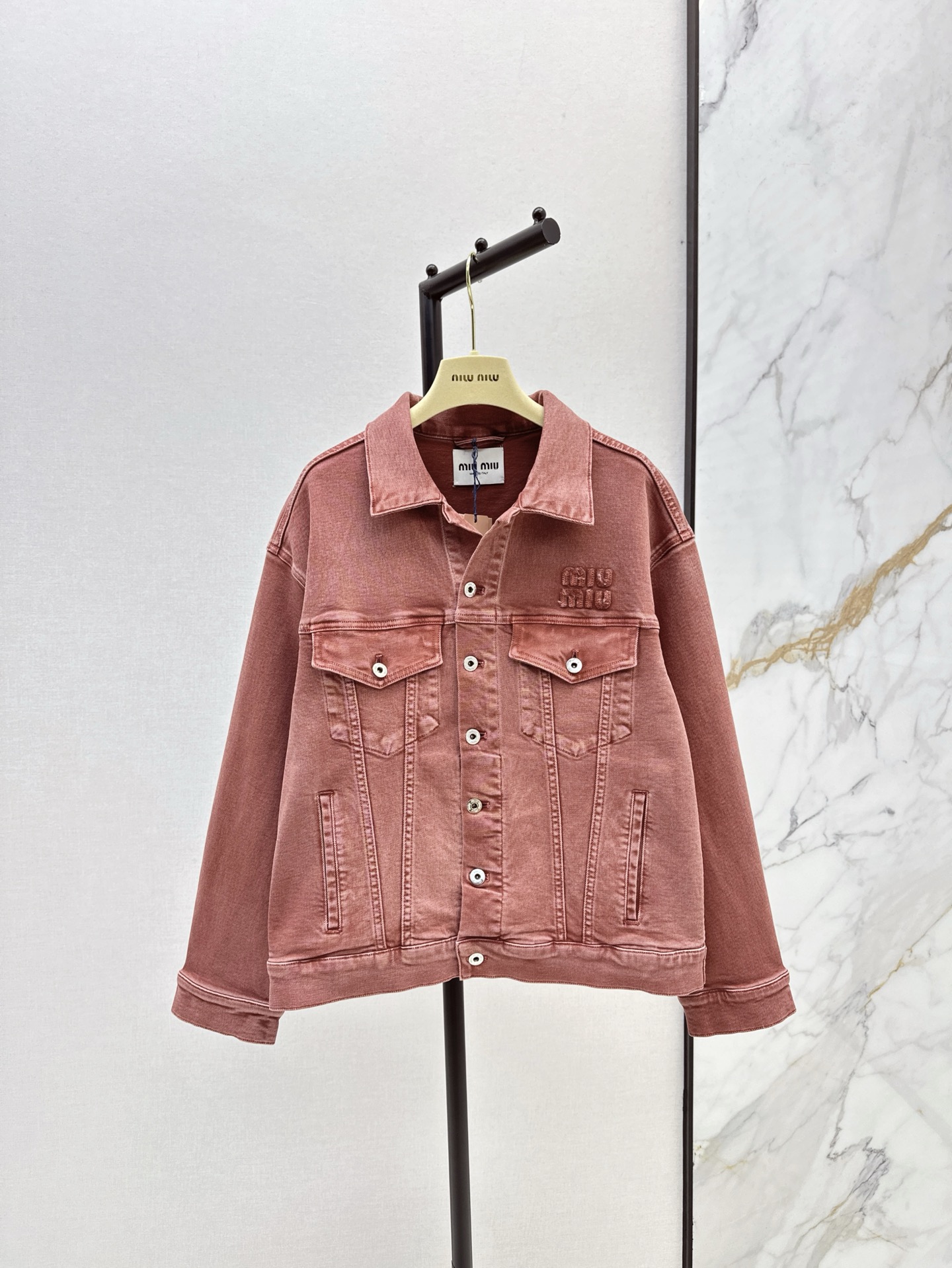 NO:314650,Miu 25Ss———————The latest denim jacket   shorts   trousers. The personalized tone is cool and cool. The texture is delicate. The cotton feels natural. It has both bones and softness. Super beautiful. The details are super good. The details are divided into one color. The jacket is sold in stock. The shorts are sml. The shorts are sml. The coat is smlxlxxl.,miumiu, shorts, jackets & coats,alexander wang.19860909Miu 25Ss————早春最新款牛仔一系列牛仔外套 短裤 长裤 个性色调上身又酷又飒爽 纹理细腻 棉感自然 既有筋骨感又不失柔软 超级漂亮 细节做工超级好 一色分开发 现货发售外套sml 长裤短裤smlxlxxl,,miumiu,shorts,jackets & coats,alexander wang,Women's clothing