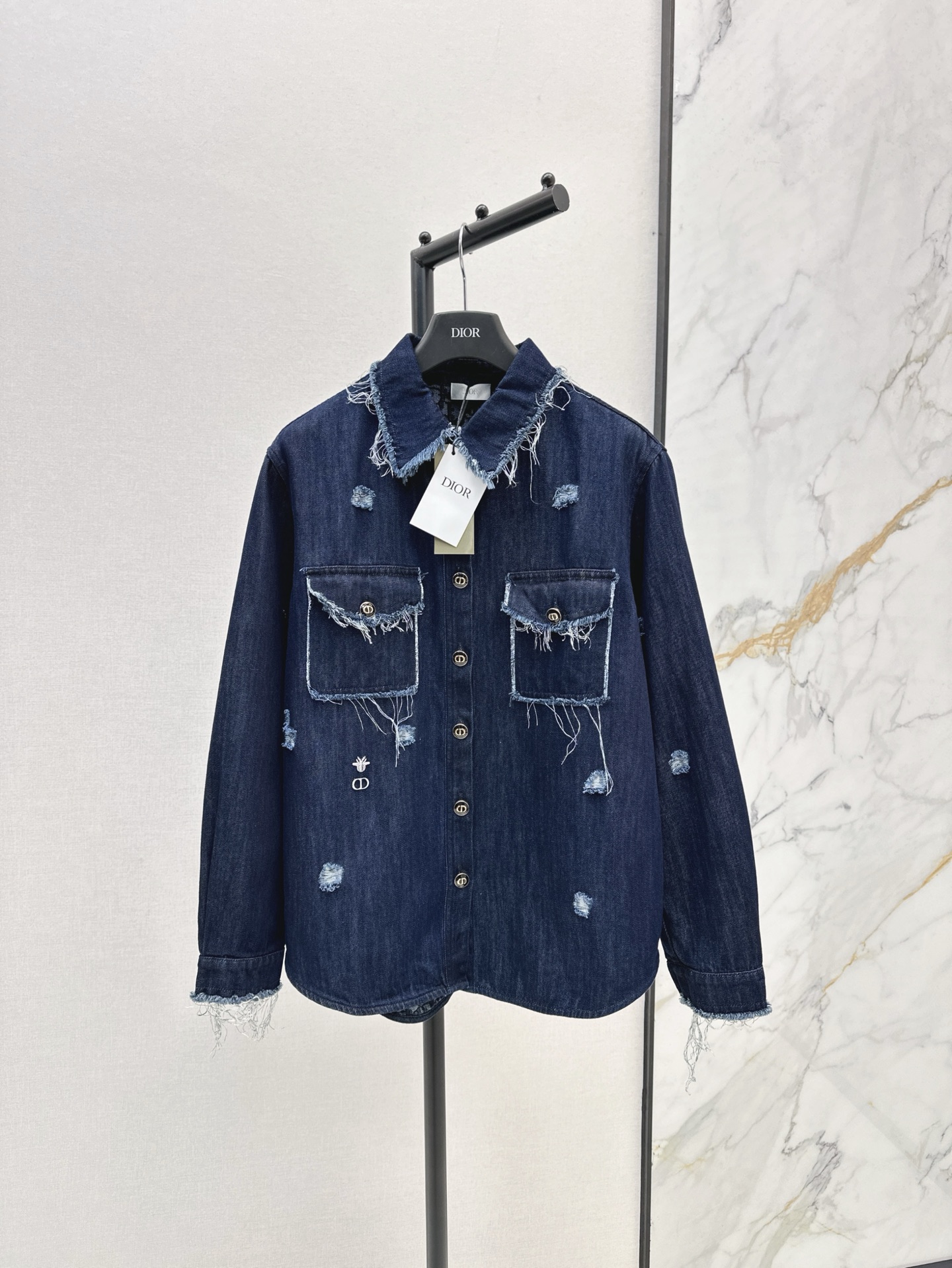 NO:314653,CD 25Ss———The latest silhouette design denim shirt in early spring, heavy industry washing process, 100% organic cotton, soft and crispy, small thickness, can also be worn as a jacket, loose and moderate style, free and full of recognition, one-color spot on sale, sml, jackets & coats,shirts,alexander wang19860909CD 25Ss———早春最新款廓形设计牛仔衬衫 重工洗水工艺 百分百有机棉 柔软不失挺括感 有小厚度 也可以当外套穿 松弛有度的版型 率性而自由 辨识度满满 一色现货发售sml,,jackets & coats,shirts,alexander wang,Women's clothing