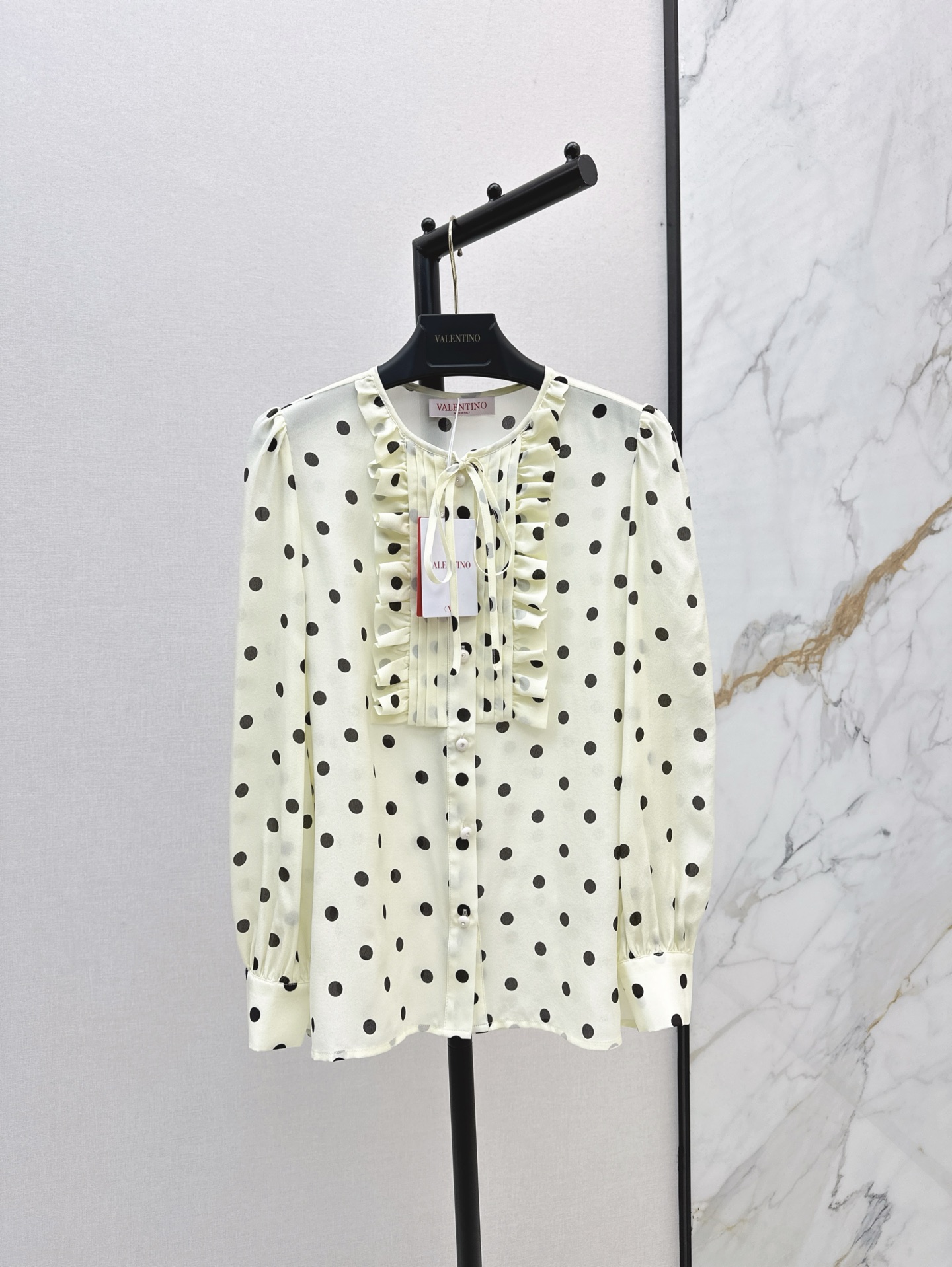 NO:314666,VLTN 25Ss————The latest silk polka dot shirt lace palace design in early spring, the upper body is beautiful~ Elegant and intellectual commuting, a must-have item for white and rich beauty, 100% silk fabric, one-color spot on sale sml, shirts, real silk, alexander wang19860909VLTN 25Ss———早春最新款真丝波点衬衫花边宫廷式设计 上身美爆～ 优雅知性通勤百搭 白富美必备单品 百分百真丝面料 一色现货发售sml,,shirts,real silk,alexander wang,Women's clothing