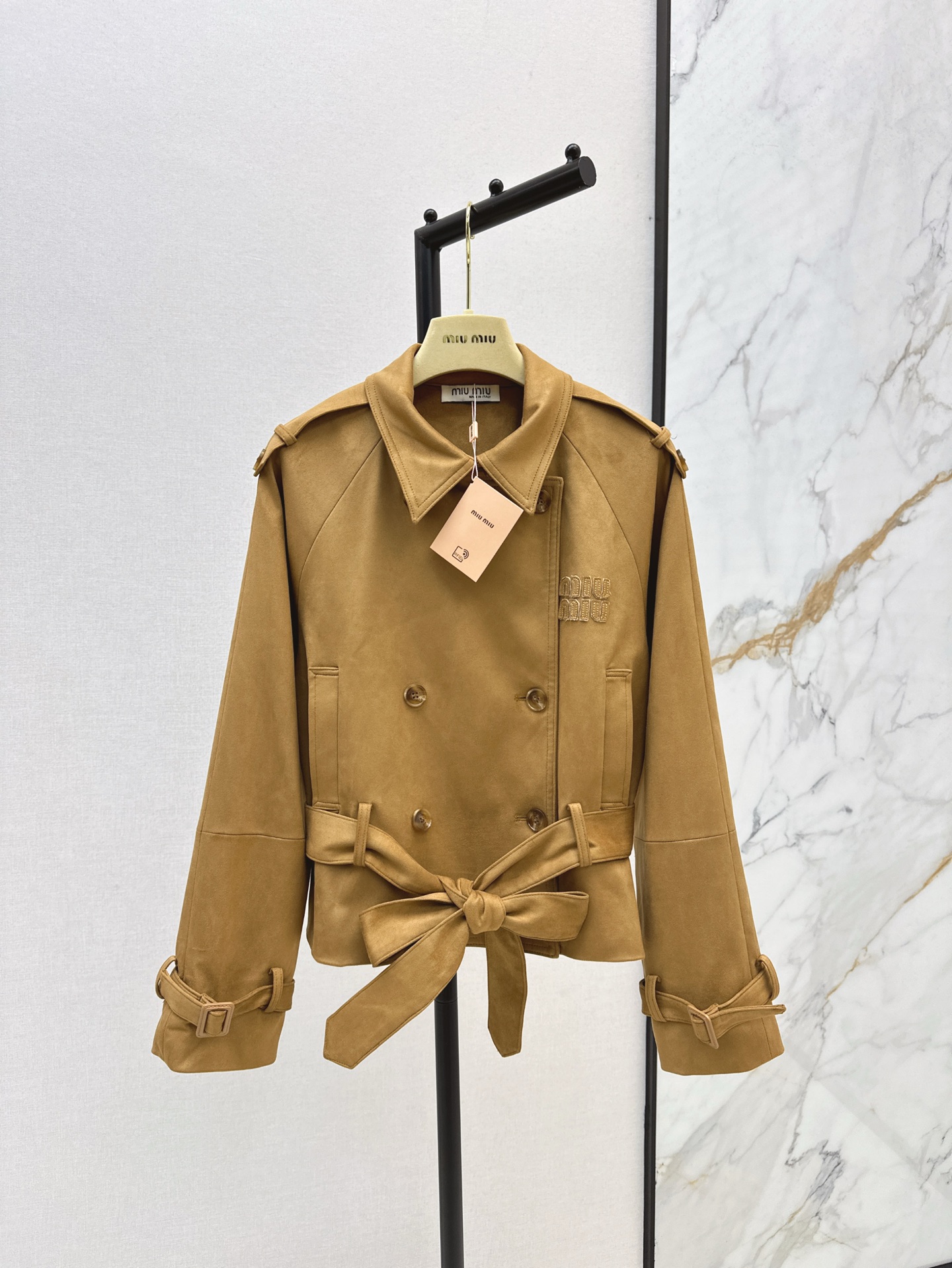 NO:314657,Miu 25Ss—————The latest short silhouette windbreaker jacket in early spring, temperament items, a very high-end trench coat with a silhouette. The whole silhouette is just right, it is not picky at all. Two colors are available for sale in stock,,miumiu, jackets & coats,alexander wang19860909缪式穿搭 Miu 25Ss————早春最新款小短款廓形风衣外套 气质单品 很有高级感的的一件风衣外套 整个廓形剪裁恰到好处 完全不挑人穿 两色现货发售sm,,miumiu,jackets & coats,alexander wang,Women's clothing