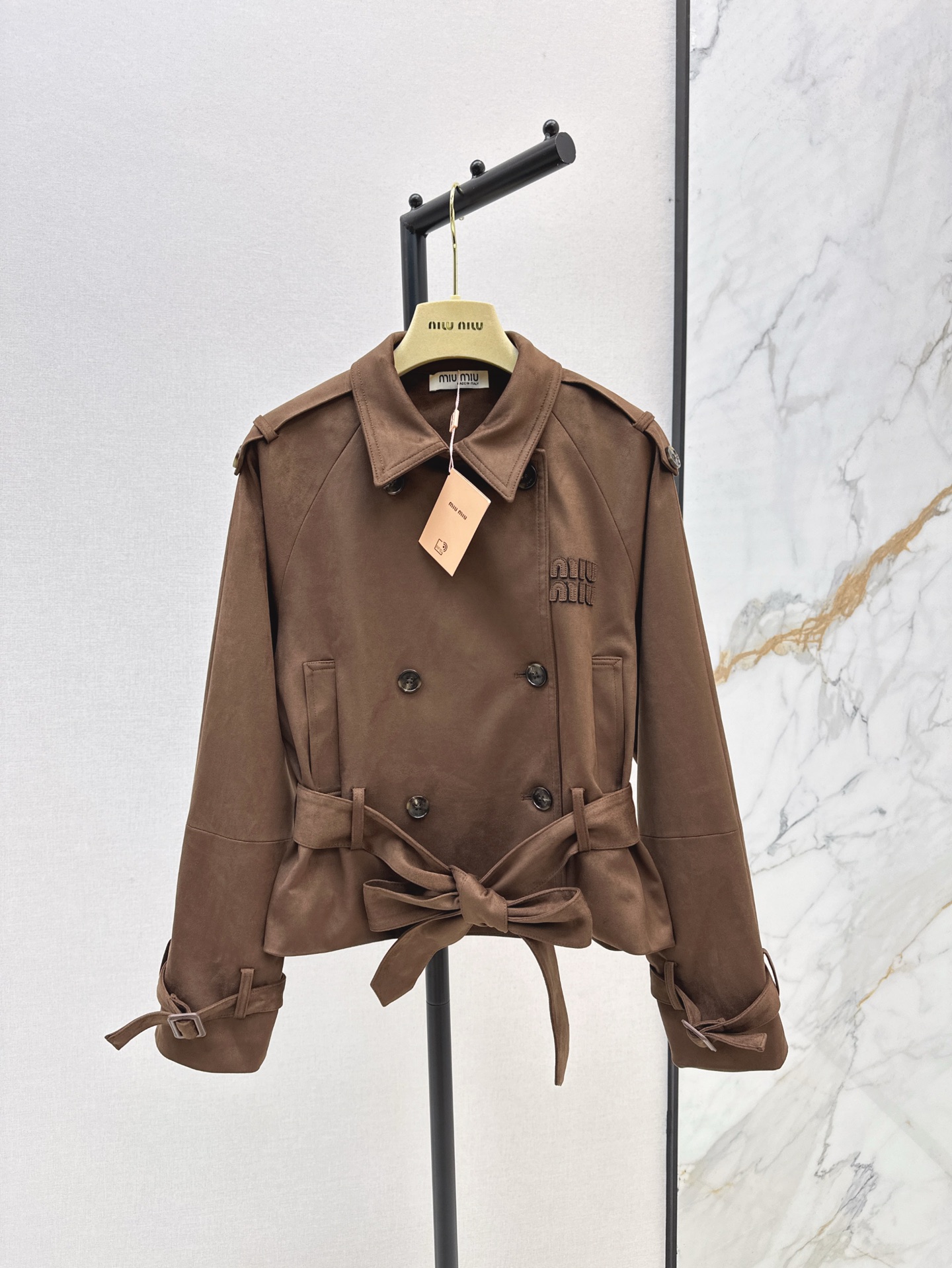 NO:314654,Miu 25Ss—————The latest short silhouette windbreaker jacket in early spring, temperament items, a very high-end trench coat, the entire silhouette is just right, it is not picky at all. Two colors are available for sale in stock,,miumiu, jackets & coats,alexander wang19860909缪式穿搭 Miu 25Ss————早春最新款小短款廓形风衣外套 气质单品 很有高级感的的一件风衣外套 整个廓形剪裁恰到好处 完全不挑人穿 两色现货发售sml,,miumiu,jackets & coats,alexander wang,Women's clothing
