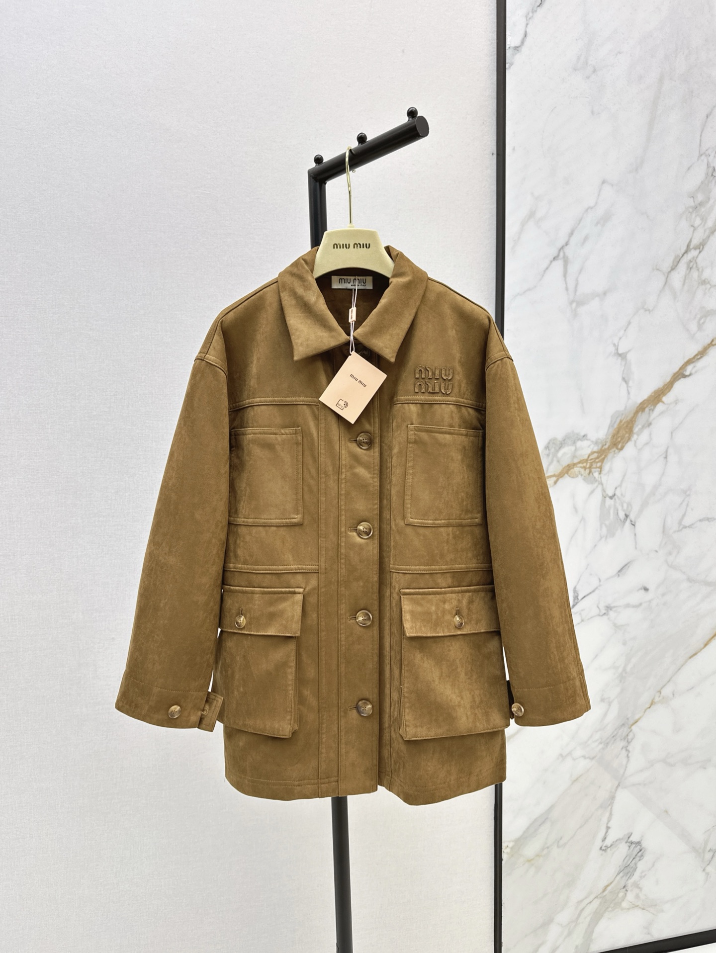 NO:314648,Miu 25Ss————The latest mid-length silhouette windbreaker jacket in early spring, temperament items, a very high-end trench coat with a silhouette. The entire silhouette is just right, and it is not picky at all. Two colors are available in stock,,miumiu, jackets & coats,alexander wang19860909缪式穿搭 Miu 25Ss————早春最新款中长廓形风衣外套 气质单品 很有高级感的的一件风衣外套 整个廓形剪裁恰到好处 完全不挑人穿 两色现货发售s,,miumiu,jackets & coats,alexander wang,Women's clothing