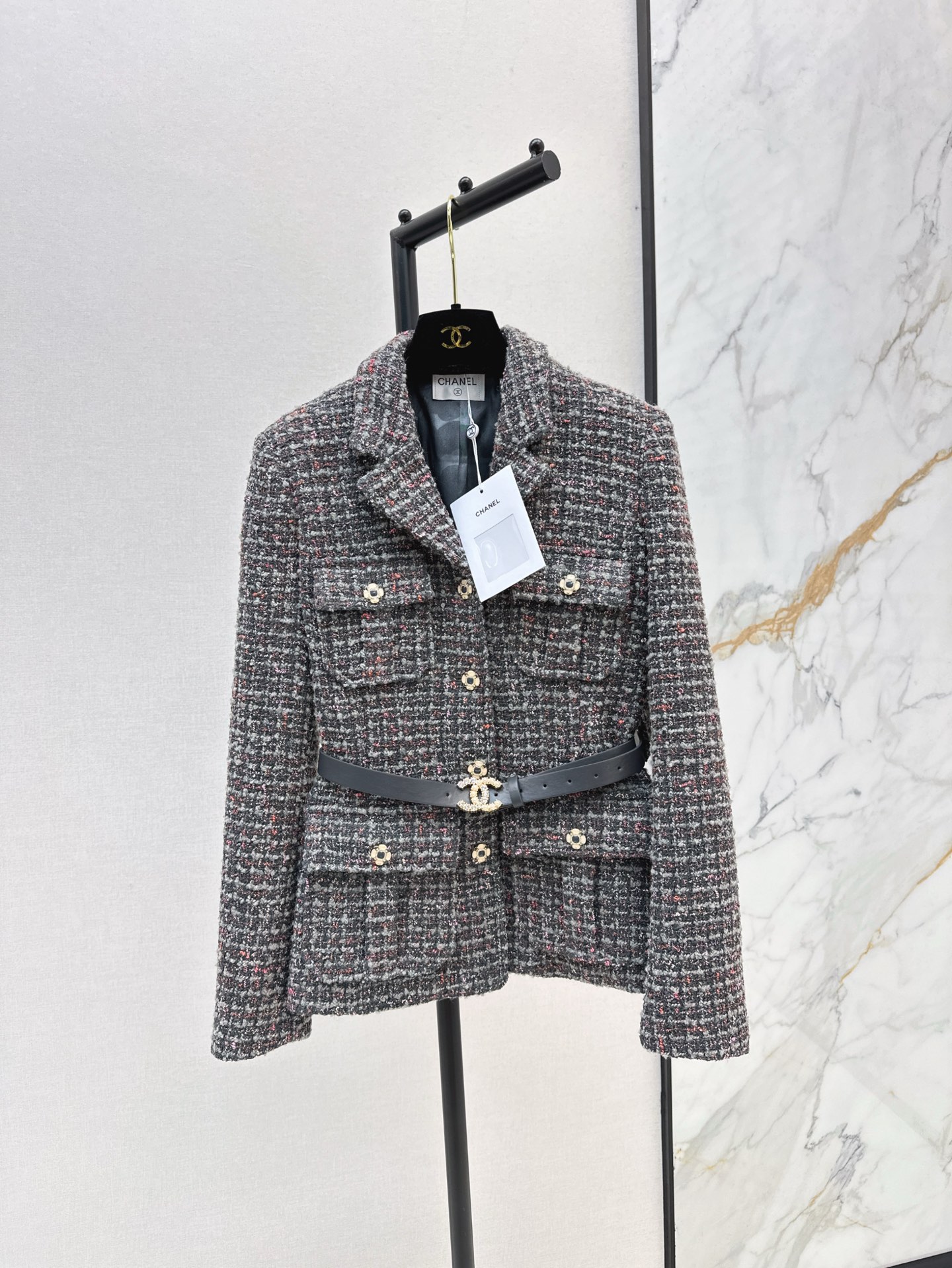 NO:314634,Home ~ Home C 25Ss———The latest small lapel braided jacket in early spring, brand new Huani fabric, extremely famous!  The micro-contoured tailoring does not limit the figure at all~ Customized hardware buttons and custom belt concave shapes are very exquisite~~ Retro and high-end, an essential for elegant intellectual women!  SML, Chanel, Jackets & coats,alexander wang19860909家款 ～ C家 25Ss———早春最新款小翻领编织外套全新的花尼面料 极具名媛气质！微廓形剪裁完全不限制身材～ 定制五金纽扣搭配定制腰带凹造型 非常精致～～复古又高级 优雅的知性女人必备的一款！一色现货发售sml,,chanel,jackets & coats,alexander wang,Women's clothing