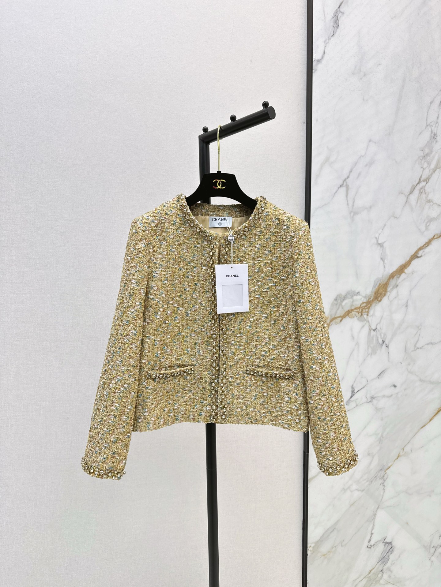 NO:314626,Exclusive first launch C home 25Ss—————The latest model of early spring diamond edge craftsmanship decorative double pocket woven jackets show aura items. The temperament of the celebrity is full of all yarns and woven fabrics. Paired with golden rhinestones, the high-end texture is easy and unconventional. One-color spot-on sml, chanel, jackets & coats, alexander wang19860909独家首发 C家 25Ss————早春最新款钻边工艺装饰双口袋编织外套超显气场单品 名媛气质一整个拉满～～ 采用多种纱线编织粗呢面料 搭配金色水钻 高级质感轻松脱俗 一色现货发售sml,,chanel,jackets & coats,alexander wang,Women's clothing