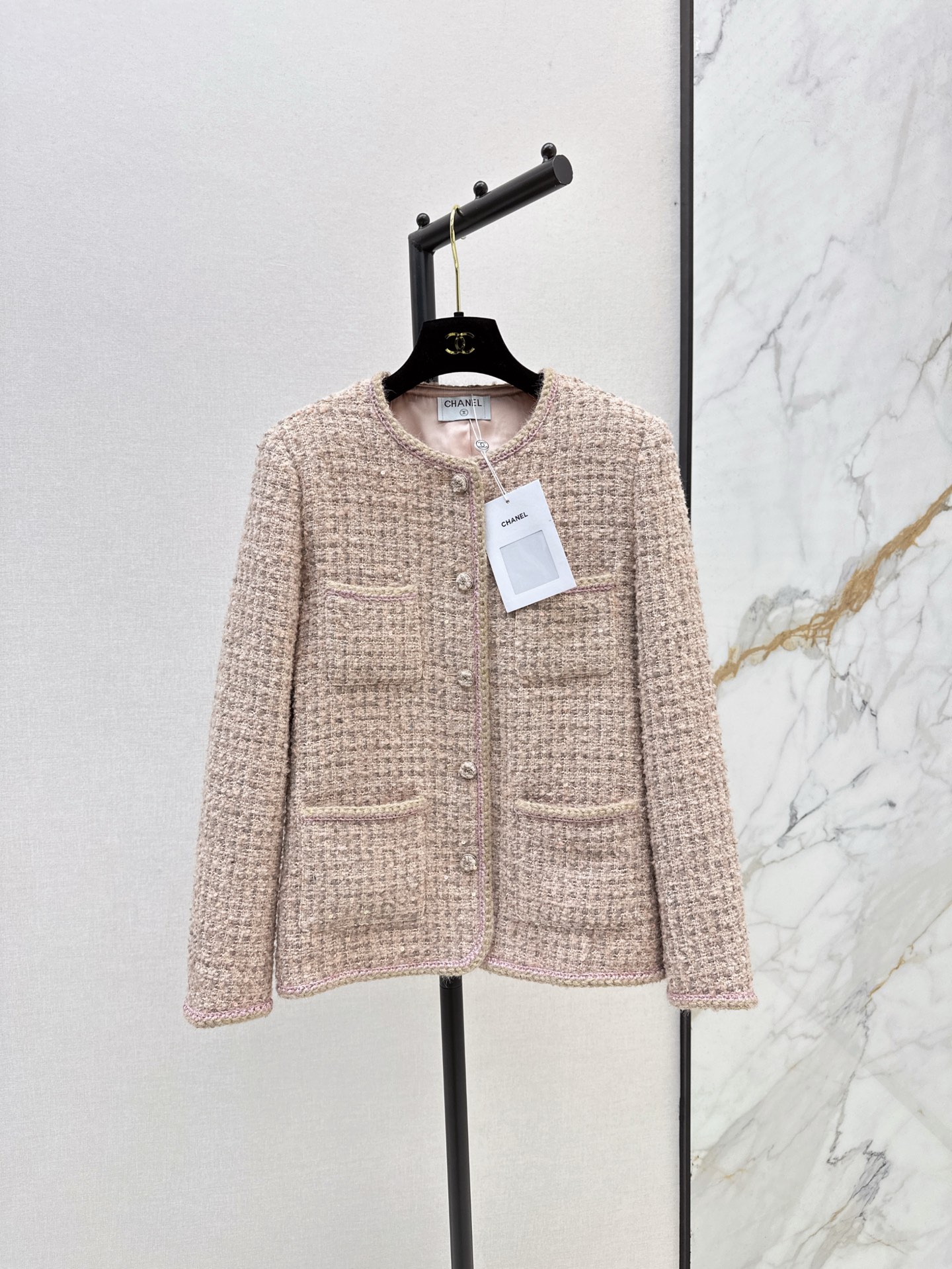 NO:314641,Recommended single models C home 25Ss————The latest lace braided jacket in early spring, brand new Huani fabric, extremely famous!  The micro-silhouette cut does not limit the figure at all. The four-pocket decoration is clear and the edge-covered flowers are very exquisite. Retro and high-end. An essential item for elegant intellectual women!  SML, Chanel, Jackets & coats,alexander wang19860909爆单款推荐 C家 25Ss————早春最新款花边编织外套全新的花尼面料 极具名媛气质！微廓形剪裁完全不限制身材～四口袋装饰层次分明 包边花朵非常精致～～复古又高级 优雅的知性女人必备的一款！一色现货发售sml,,chanel,jackets & coats,alexander wang,Women's clothing