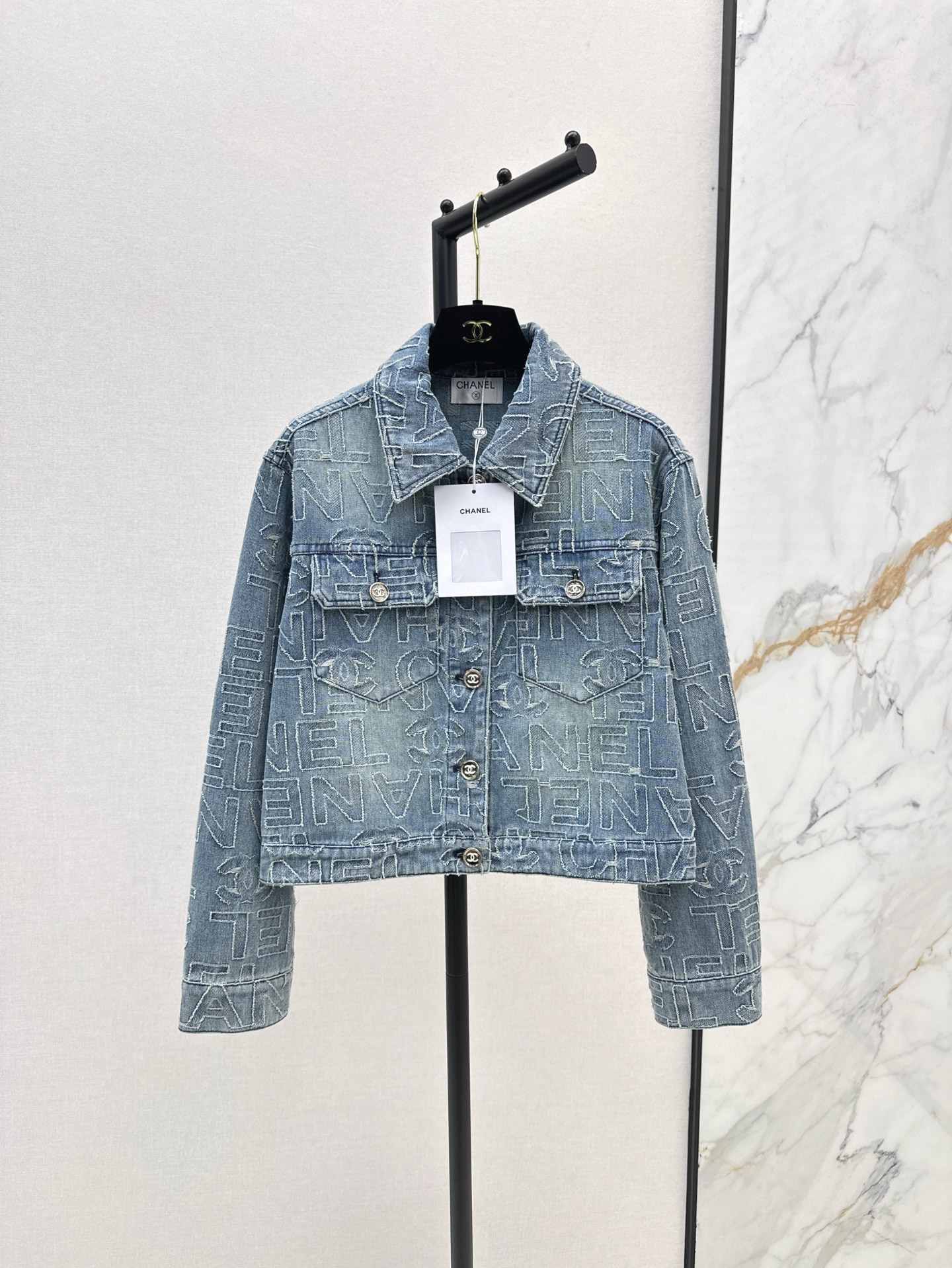 NO:314637,Retro denim blue C home 25Ss————The latest style of early spring washing and aging short denim jacket custom logo letter denim fabric is the biggest highlight. It is very special. Exclusive customization. It is a style that can be worn all year round. Elegant and casual and design sense. The old washing and aging cowboy has a retro feeling. Fashionable and exquisite. SML is available in stock, chanel, jackets & coats, alexander wang19860909复古牛仔蓝 C家 25Ss———早春最新款洗水做旧小短款牛仔外套定制logo字母牛仔面料是最大的亮点 很特殊 独家定制 属于一年四季都可以穿的款式 优雅随意又有设计感 做旧洗水牛仔自带着复古感 时髦又精致 一色现货发售sml,,chanel,jackets & coats,alexander wang,Women's clothing