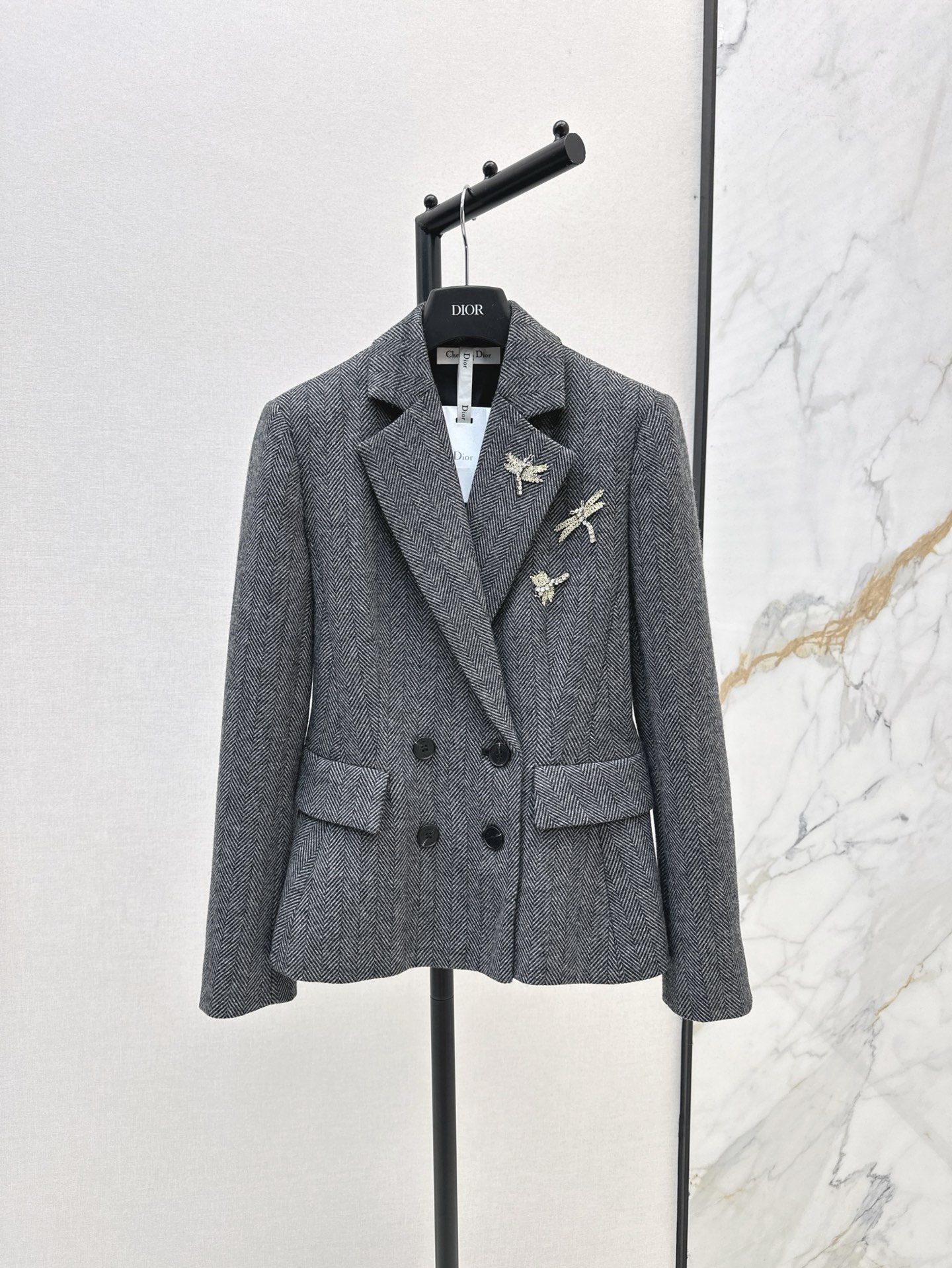 NO:314633,Exclusive first CD 25Ss————The latest elegant Lady suit embroidered dragonfly decorative three-dimensional waist-hugging suit   trousers Heavy wool-blend herringbone fabric Elegant lady temperament Slim and tall on the upper body A must-have item for white and rich beauty High-end and fashionable Original custom hardware accessories Sweet and cool girl A and cool high-end gray series A very crisp feel Highly recommended items One color is developed SML on sale SMS Suit 99370320 trousers, Business suit, alexander wang19860909独家首发 CD 25Ss———早秋最新款优雅Lady套装刺绣蜻蜓装饰立体收腰西装 西裤 重磅羊毛混纺人字纹面料 气质优雅lady气质 上身显瘦又高挑 白富美必备单品高级又时髦 原版定制五金配件 甜酷女孩又A又飒 高级灰色系 挺括感很好 强烈推荐单品 一色分开发 现货发售sml 西服99370320 西裤,,business suit,alexander wang,Women's clothing