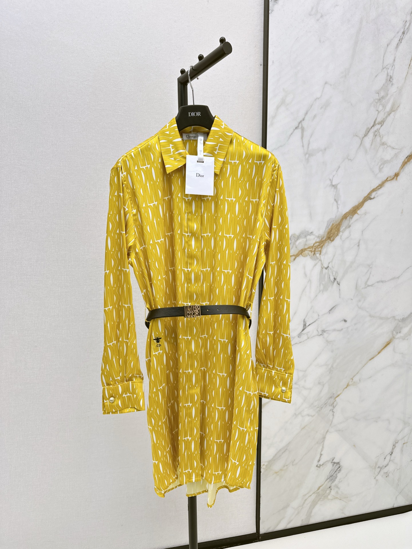 NO:315342,CD 25Ss————The latest spring and summer penetration printed belt shirt skirt custom imported twill thick material, smooth and comfortable texture, shoulder lapel shirt skirt design, modify body temperament, exquisite pointed collar and single round buckle decoration, full of brand logo print, enhance old money elite temperament, neat tailoring details show the texture of the big brand, bright color, versatile and outstanding, waist belt positioning waistline, highlight body shape, unified style, easy to adapt to other items, two colors are available in stock, sml, skirts, shirts, alexander wang19860909CD 25Ss————春夏最新款渗透印花腰带衬衫裙定制进口斜纹稠材质 质感垂顺舒适 正肩翻领衬衫裙设计 修饰身材气质优雅 精致尖领搭配领口单颗圆扣装饰 通体满铺品牌徽标印花 提升老钱精英气质 利落剪裁细节彰显大牌质感 大身亮色百搭又出挑 腰间皮带定位腰线 凸显身型 风格统一协调 轻松适配其他单品 两色现货发售sml,,skirts,shirts,alexander wang,Women's clothing