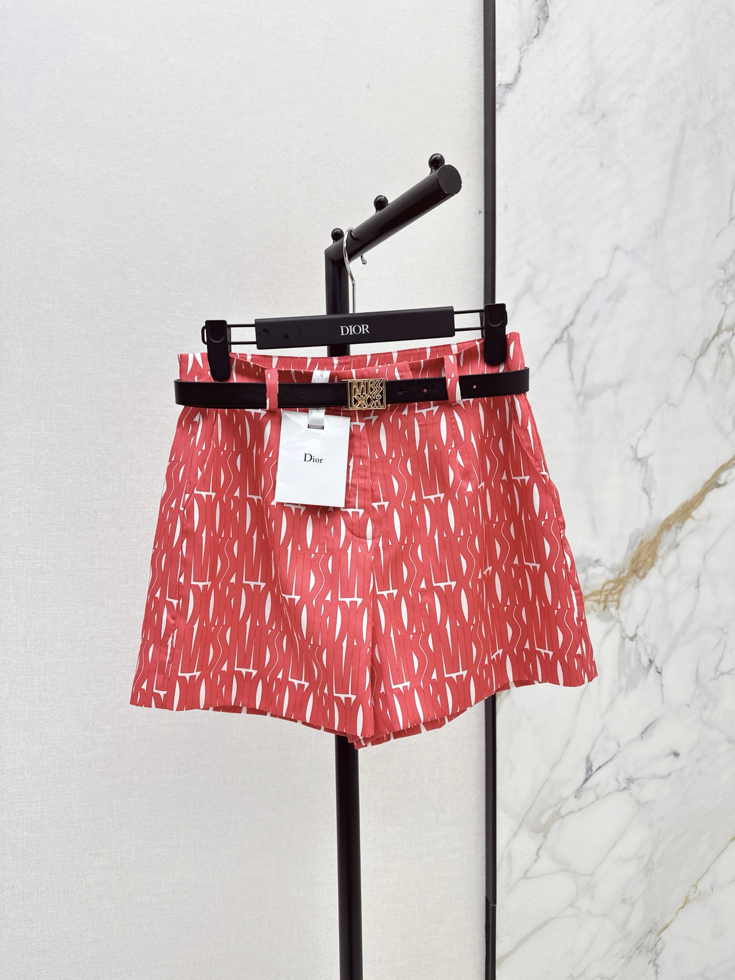 NO:315336,CD 25Ss——————The latest presbyterian set printed shirt   shorts in early spring Custom twill thick material Draped texture Light and breathable Lapel front shoulder shirt shorts suit style Active craft printed letter pattern The shirt is well-tailed, placket white button embellishment Complementary with the same series of high-waist shorts Loose and fashionable leg shape The dark logo buckle belt split ratio The set of upper body is loose and fashionable One set Out One color is available for sale in stock sml, shorts, shirts, alexander wang19860909CD 25Ss————早春最新款老花套装印花衬衫 短裤 定制斜纹稠材质 质感垂顺 轻盈透气 翻领正肩衬衫短裤套装版型 活性工艺印制通体字母图案 衬衫剪裁得体 门襟白色纽扣点缀 相得益彰 搭配同系列高腰短裤 宽松时髦修饰腿型 腰间深色徽标扣皮带分割比例 成套上身松弛洋气 一套出 一色现货发售sml,,shorts,shirts,alexander wang,Women's clothing