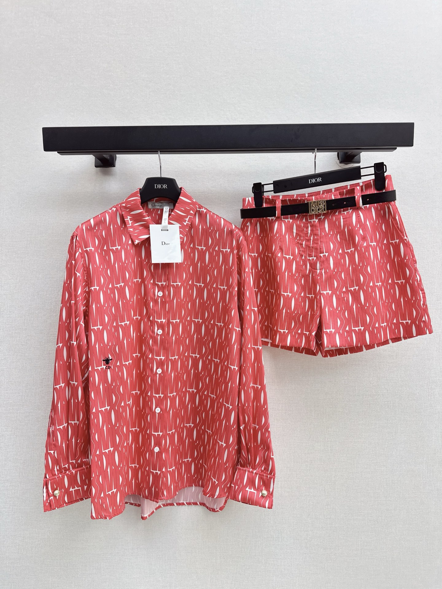 NO:315339,CD 25Ss——————The latest presbyterian set printed shirt   shorts in early spring Custom twill thick material Draped texture Light and breathable Lapel front shoulder shirt shorts suit style Active craft printed letter pattern The shirt is well-tailed, placket white button embellishment Complementary with the same series of high-waist shorts Loose and fashionable leg shape The dark logo buckle belt split ratio The set of upper body is loose and fashionable One set Out One color is available for sale in stock sml, shorts, shirts, alexander wang19860909CD 25Ss————早春最新款老花套装印花衬衫 短裤 定制斜纹稠材质 质感垂顺 轻盈透气 翻领正肩衬衫短裤套装版型 活性工艺印制通体字母图案 衬衫剪裁得体 门襟白色纽扣点缀 相得益彰 搭配同系列高腰短裤 宽松时髦修饰腿型 腰间深色徽标扣皮带分割比例 成套上身松弛洋气 一套出 一色现货发售sml,,shorts,shirts,alexander wang,Women's clothing