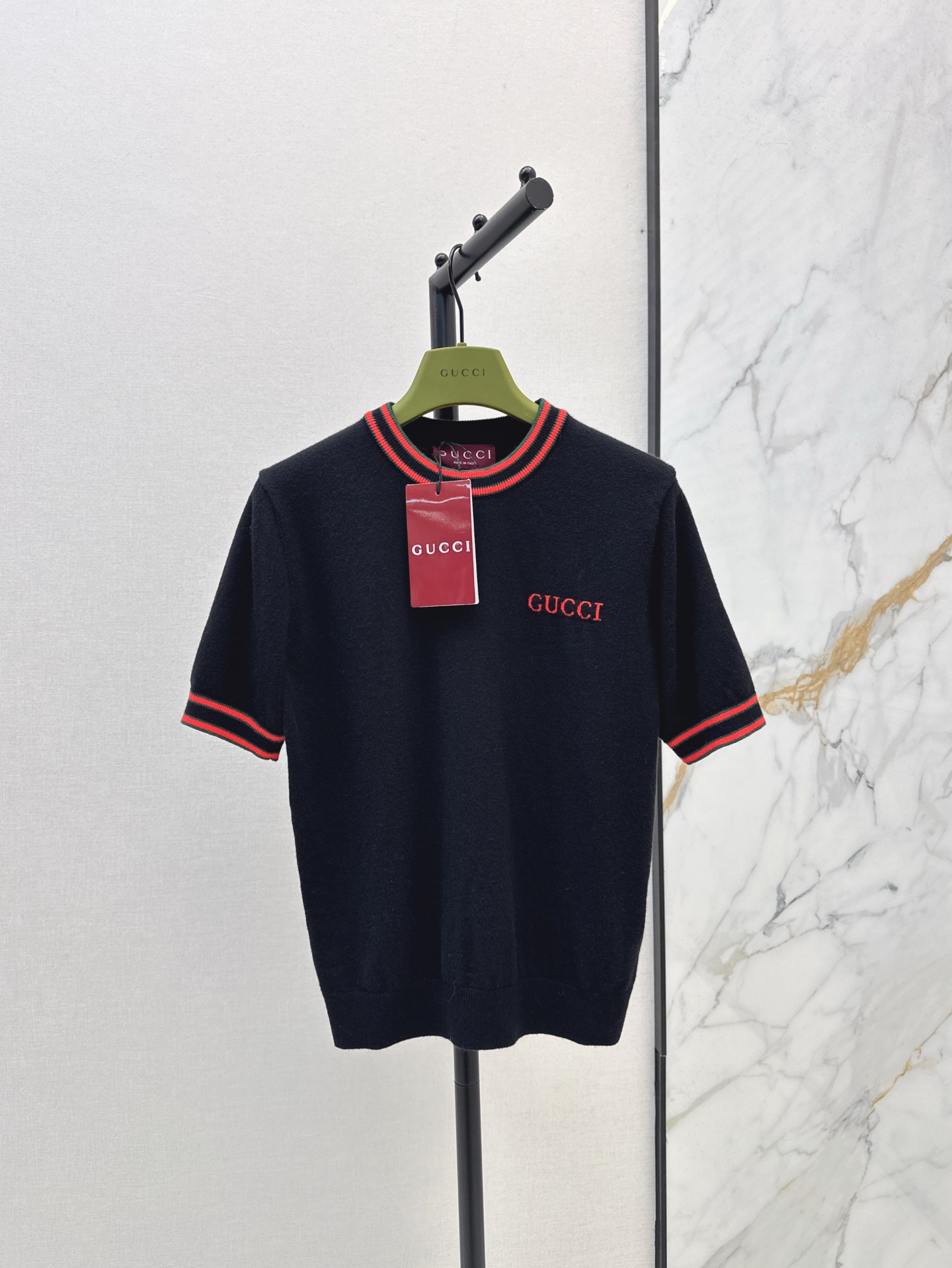 NO:315330,Gu 25Ss————The latest knitted wool short-sleeved top in early spring, with delicate texture and soft glutinous, classic age-reducing item!  The three-dimensional logo letter design is fashionable and handsome, and the style is not picky about people, making you look slim with your upper body!  The perfect item that is a must-have for white and rich beauty. Two-color spot sale sml, T-shirt, alexander wang19860909Gu 25Ss————早春最新款针织羊毛短袖上衣 质感细腻软糯 经典减龄单品！立体Logo字母设计时髦又帅气 版型不挑人上身巨显瘦！白富美必收的完美单品 两色现货发售sml,,T-shirt,alexander wang,Women's clothing