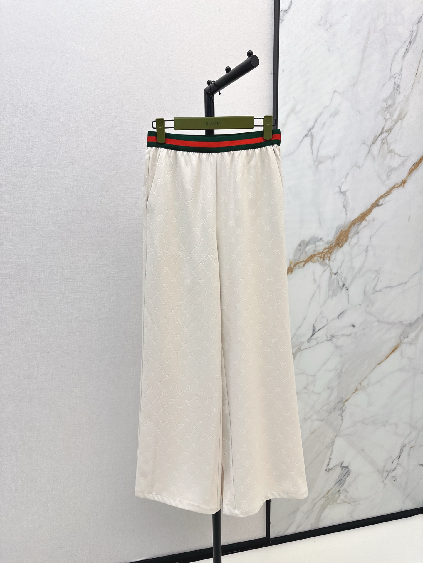 NO:315327,Gu 25Ss————The latest spring and summer webbing dark pattern high waist wide-leg trousers customized imported material, draped luster, suitable for spring thickness, strong wearability, full texture, high waist elastic pants, comfortable and convenient to wear, combined with the iconic red and green striped webbing design, the slender waist is fully eye-catching, creating visual highlights, highlighting the brand texture, loose wide-leg style, the whole body double G dark pattern jacquard presents a diamond distribution, low-key luxury, showing a lazy and casual attitude, daily matching, creating a relaxed sense of life, two colors are on sale in stock,,alexander wang19860909Gu 25Ss————春夏最新款织带暗纹高腰阔腿长裤定制进口材质 垂感光泽 适合春季厚度 穿搭性强 质感十足 高腰松紧裤头 穿着舒适方便 配合标志性红绿条纹织带设计 纤细腰身充分吸睛 打造视觉亮点 突出品牌质感 宽松阔腿版型 通体双G暗纹提花呈现菱形分布 低调奢华 尽显慵懒休闲态度 日常搭配 营造松弛生活感 两色现货发售sml,,alexander wang,Women's clothing