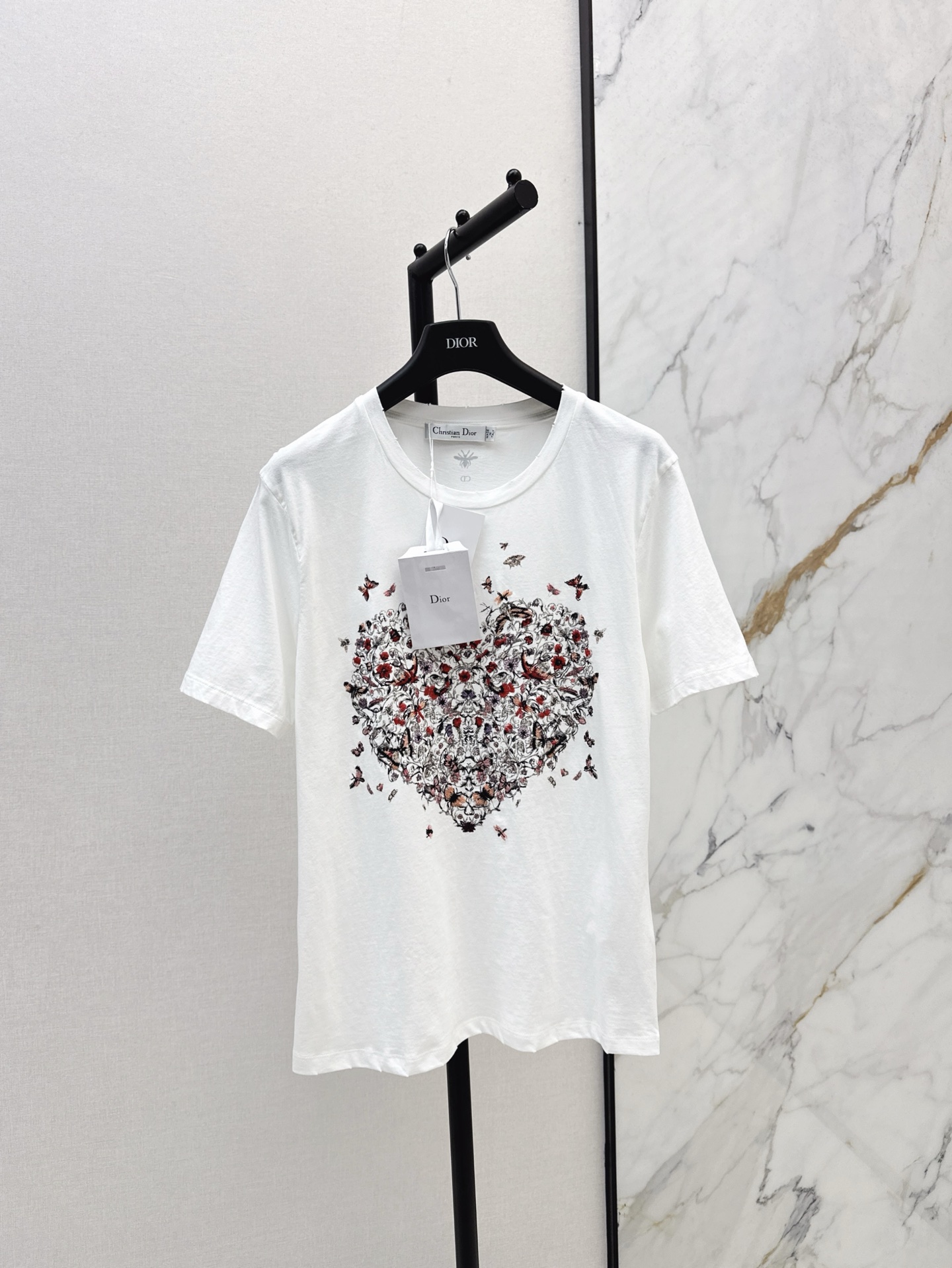 NO:315350,CD 25Ss———The latest round-neck printed T-shirt in early spring is customized with native cotton material, breathable and comfortable, full texture. Regular short-sleeved T-shirt cut highlights the brand style. Made of gram-weight pure cotton, slightly elastic, and gives a slimming visual effect. The floral letters of the Sen line are natural style printed on the chest. Combined into a visual sense of love. Matched with the bee logo decoration of the back collar to create a unique style that is casual and casual. The high-end design is full. The inner wear is brilliant and fashionable. The one-color sml is available in stock, T-shirt,tees,t-shirt,alexander wang19860909CD 25Ss———早春最新款圆领印花T恤定制原生全棉材质 透气舒适 质感十足 常规短袖T恤裁剪 凸显品牌格调 采用克重纯棉制成 略带有弹力 呈现显瘦视觉效果 胸前花体字母森系自然风格印花图案 组合成爱心即视感 搭配后领蜜蜂徽标装饰 打造仙气中不失休闲的个性风格 高级设计感拉满 单穿内搭都出彩时髦 一色现货发售sml,,T-shirt,tees，t-shirt,alexander wang,Women's clothing