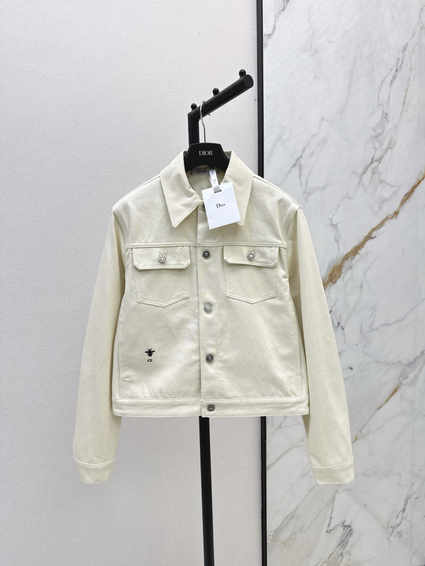 NO:315344,CD 25Ss——————The latest model of hot-gold printed denim jacket custom twill cotton denim material in early spring. Multiple washes present a crisp texture. Regularly tailored denim jacket cut. Flip pockets with basic contour lines are durable and high-end. The CD bee logo at the waist highlights the brand style. The back is hidden mystery. The galaxy and universe elements are decorated on the top of the hot-gold printed scattered pattern. Complex visual effects create a romantic and psychedelic style. Full of personality and creativity. The letter logo is blessed. The brand's high-end design is full. It is brilliant and fashionable. The indispensable jacket items in early spring are available in all seasons. SML,, jackets & coats, jackets & coats, alexander wang19860909CD 25Ss————早春最新款烫金印花牛仔外套定制斜纹棉牛仔材质 多重水洗 呈现出挺括质感 常规修型牛仔夹克裁剪 翻盖口袋搭配基础轮廓线耐看高级 腰间CD蜜蜂标凸显品牌格调 后背暗藏玄机 烫金印花散射状图案之上装饰星系宇宙元素 纷繁复杂的视觉效果 打造浪漫迷幻风格 充满个性和创意 字母徽标加持 品牌高级设计感拉满 怎么搭都出彩时髦 早春不可缺少的外套单品 四季皆可 一色现货发售sml,,jackets & coats,jackets & coats,alexander wang,Women's clothing