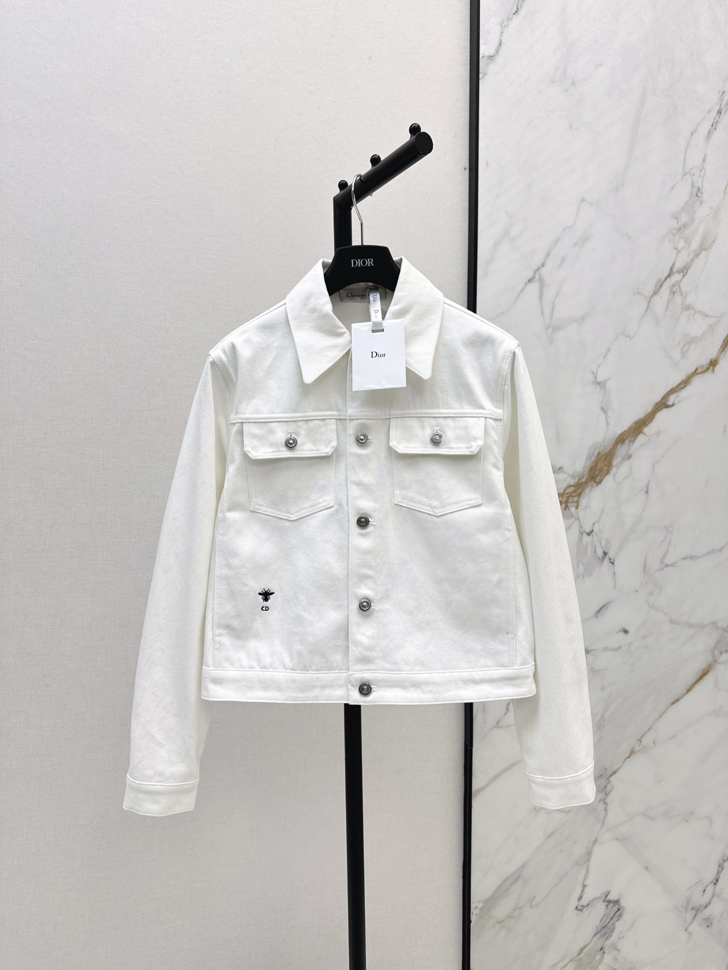 NO:315338,CD 25Ss———————The latest active printed denim jacket custom twill cotton denim material in early spring. Multiple washes present a crisp texture. Regular loose denim jacket cut. Flip pockets with basic contour lines. Pretty high-end. The CD bee logo at the waist highlights the brand style. The back is hidden. Active sketch prints of plants, vines and butterflies, flowers and birds combine to form a love pattern. Decorative forest elements. Complex visual effects. Create a romantic fairy style. Full of personality and creativity. Letter logo blessing. The brand's advanced design is full. It's brilliant and fashionable. The indispensable jacket items in early spring. One-color spot sml,, jackets & coats, jackets & coats, alexander wang19860909CD 25Ss————早春最新款活性印花牛仔外套定制斜纹棉牛仔材质 多重水洗 呈现出挺括质感 常规宽松牛仔夹克裁剪 翻盖口袋搭配基础轮廓线耐看高级 腰间CD蜜蜂标凸显品牌格调 后背暗藏玄机 活性素描印花植物藤蔓和蝴蝶花鸟组合成爱心图案 装饰森系元素 纷繁复杂的视觉效果 打造浪漫仙气风格 充满个性和创意 字母徽标加持 品牌高级设计感拉满 怎么搭都出彩时髦 早春不可缺少的外套单品 一色现货发售sml,,jackets & coats,jackets & coats,alexander wang,Women's clothing