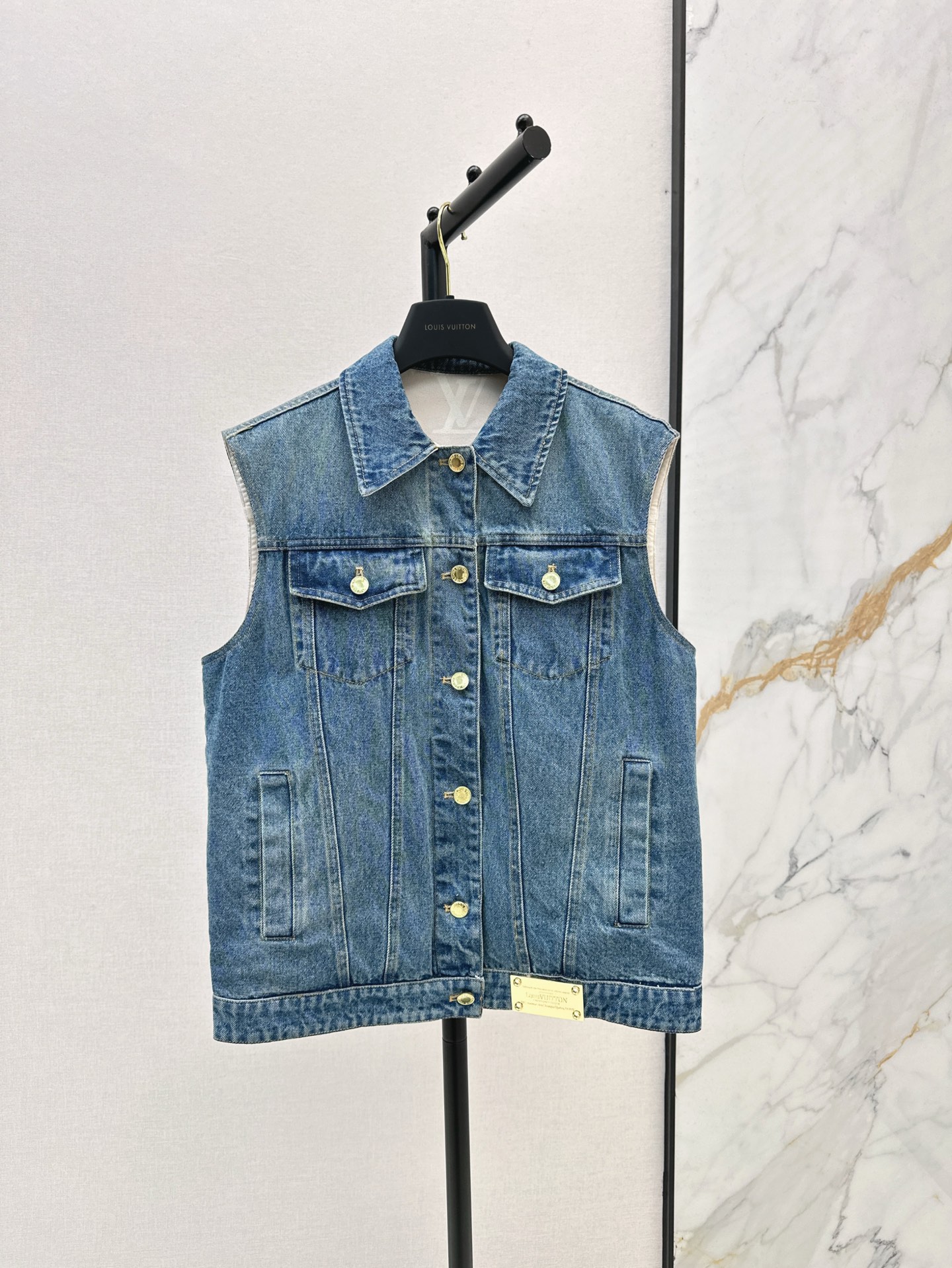 NO:315352,L Home 25Ss—————The latest double-sided wearable denim vest in early spring Customized YB twill cotton denim fabric Retro and fashionable Classic pocket vest style Iconic flip pocket and contour line elements Add visual highlights Show brand trend positioning Fashionable and fashionable Fashionable outfits Must be available for commuting and dating One-size spot sml,,louis vuitton,alexander wang19860909L家 25Ss————早春最新款双面可穿牛仔马甲 定制YB斜纹棉牛仔面料 复古洋气 经典口袋马甲版型 标志性翻盖口袋和轮廓线元素 增加视觉亮点 尽显品牌潮流定位 时髦且洋气 通勤约会必备时尚穿搭 一色现货发售sml,,louis vuitton,alexander wang,Women's clothing